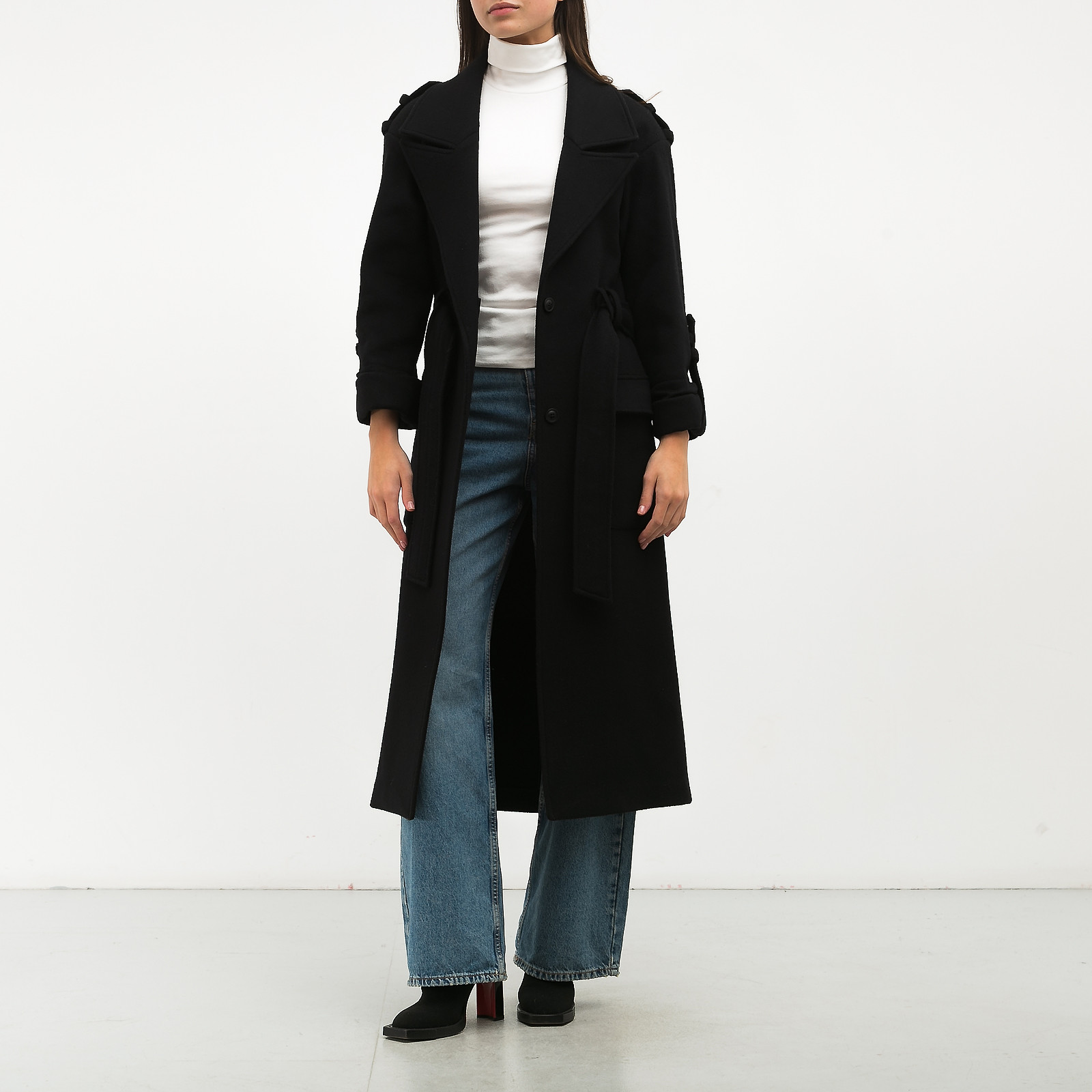 Пальто черного цвета Balmain - фото из каталога магазина брендовой одежды Second Friend Store Пальто Balmain - купить оригинал в секонд-хенде SFS - 3