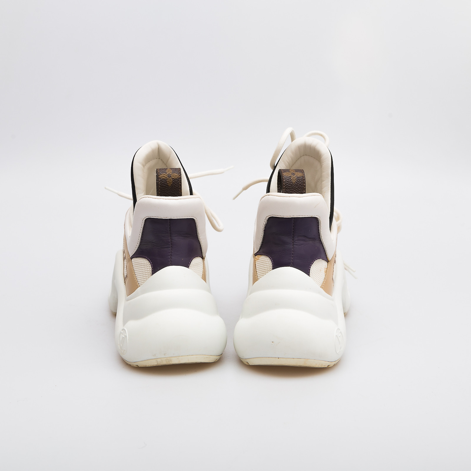 Кроссовки белого цвета Louis Vuitton - фото из каталога магазина брендовой одежды Second Friend Store Кроссовки Louis Vuitton - купить оригинал в секонд-хенде SFS - 3