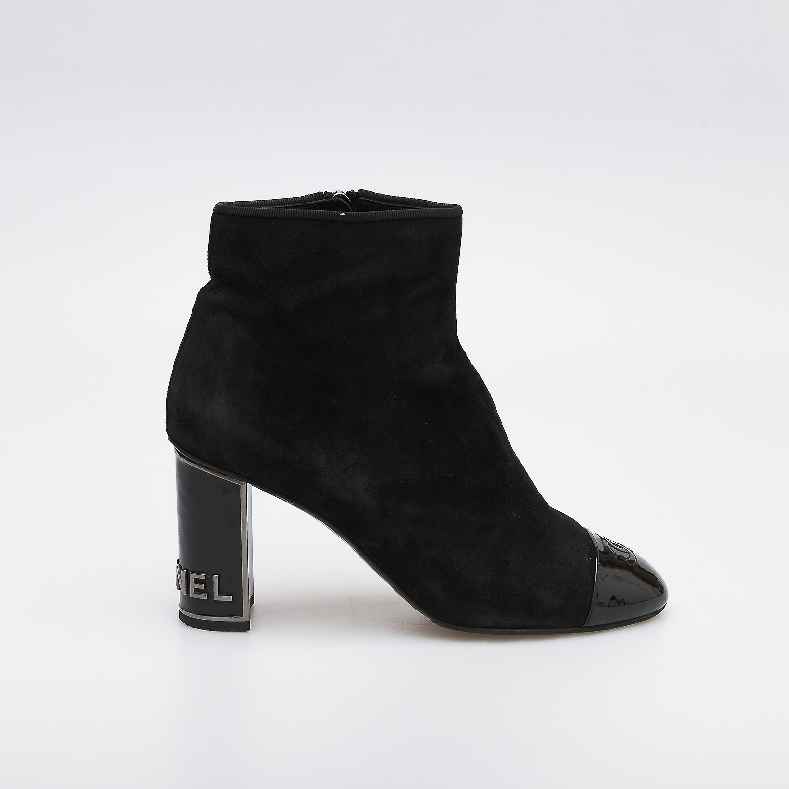 Ботильоны черного цвета Chanel - фото из каталога магазина брендовой одежды Second Friend Store Ботильоны Chanel - купить оригинал в секонд-хенде SFS - 1