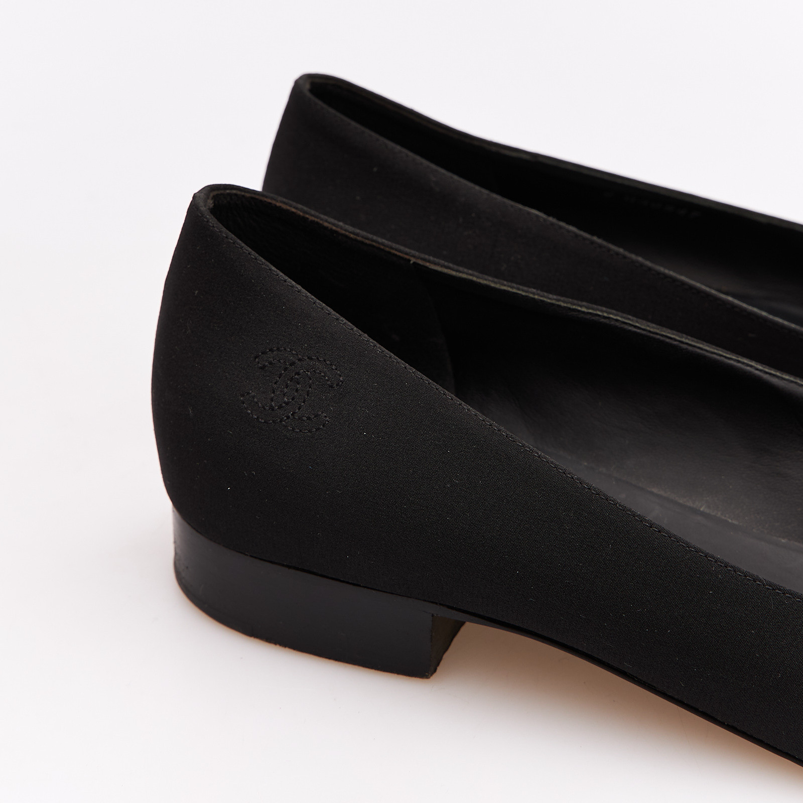 Балетки черного цвета Chanel - фото из каталога магазина брендовой одежды Second Friend Store Балетки Chanel - купить оригинал в секонд-хенде SFS - 5