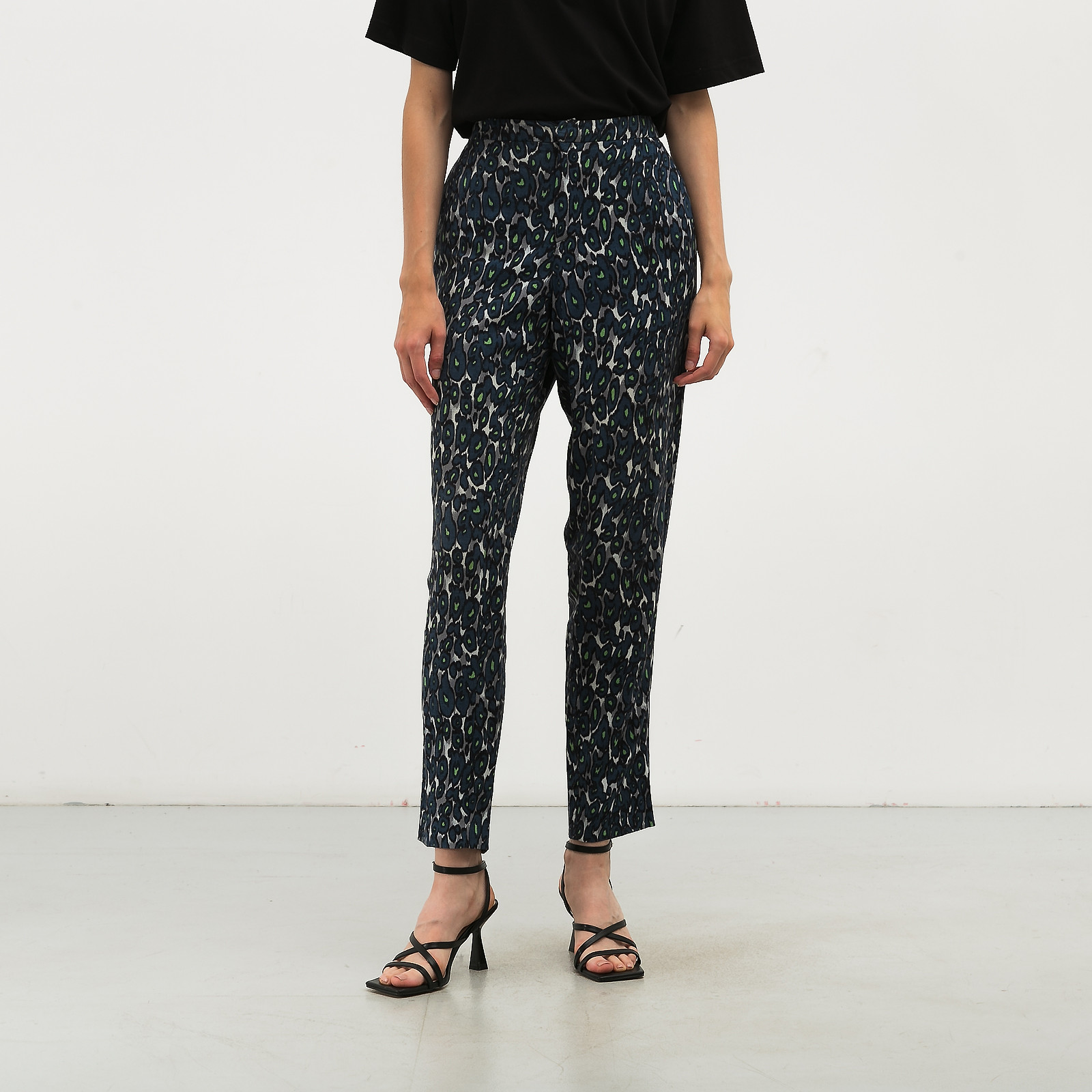 Брюки  синего цвета MSGM - фото из каталога магазина брендовой одежды Second Friend Store Брюки MSGM - купить оригинал в секонд-хенде SFS - 1