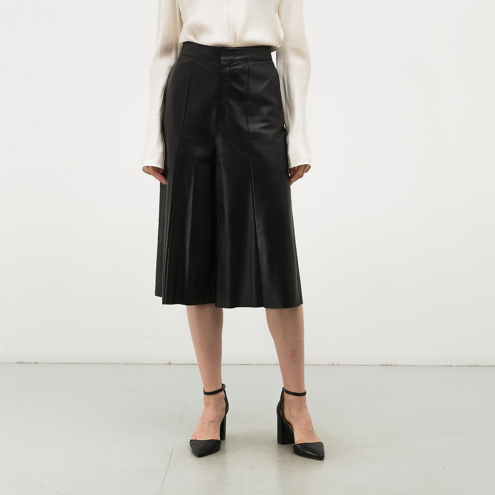 Шорты черного цвета Celine - фото из каталога магазина брендовой одежды Second Friend Store Шорты Celine - купить оригинал в секонд-хенде SFS - 1