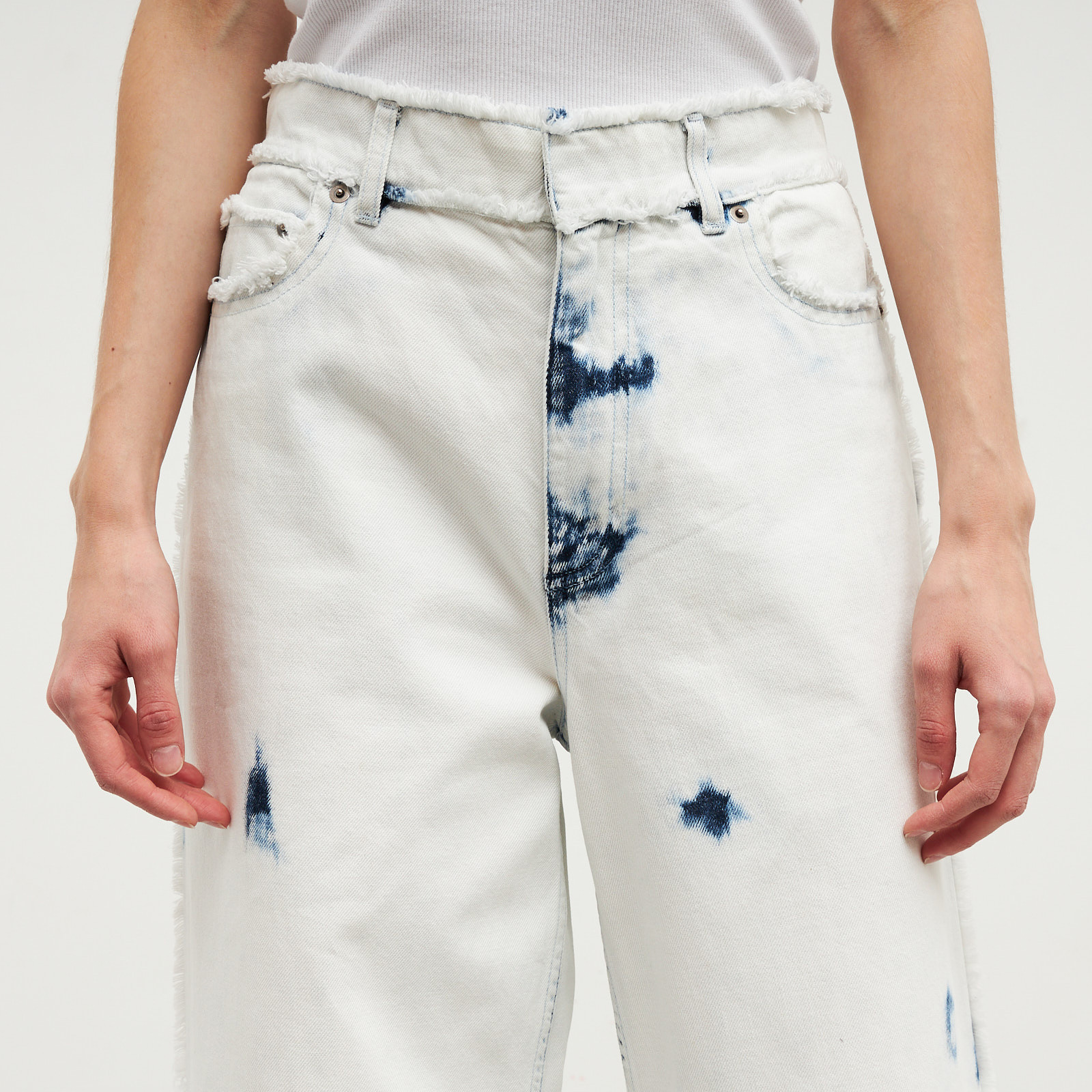 Джинсы голубого цвета Christian Dior - фото из каталога магазина брендовой одежды Second Friend Store Джинсы Christian Dior - купить оригинал в секонд-хенде SFS - 4