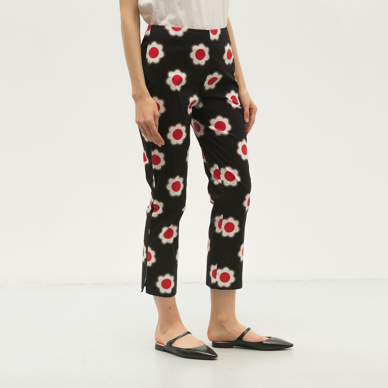 Брюки черного цвета Prada - фото из каталога магазина брендовой одежды Second Friend Store Брюки Prada - купить оригинал в секонд-хенде SFS - 2