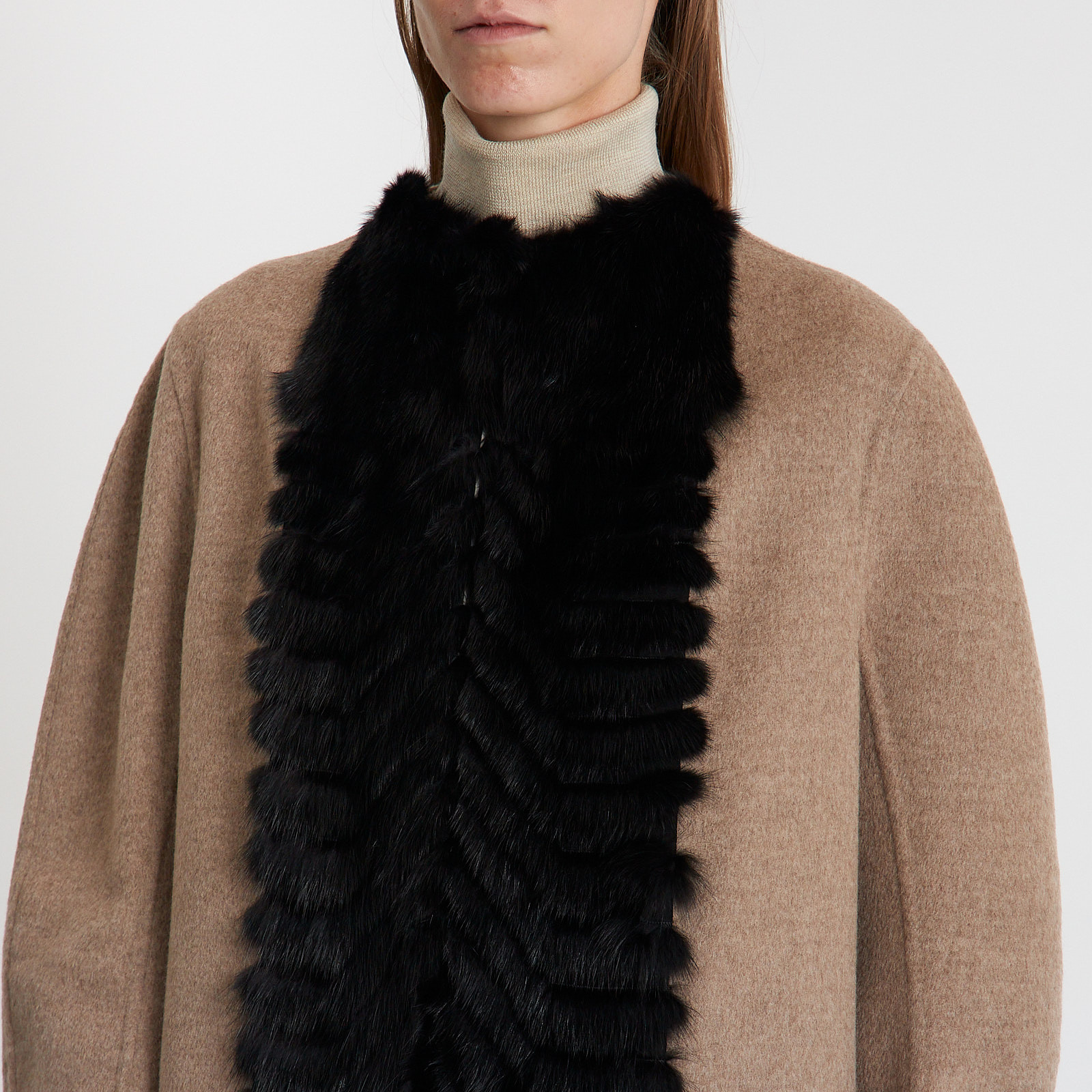 Пальто бежевого цвета Fendi - фото из каталога магазина брендовой одежды Second Friend Store Пальто Fendi - купить оригинал в секонд-хенде SFS - 4