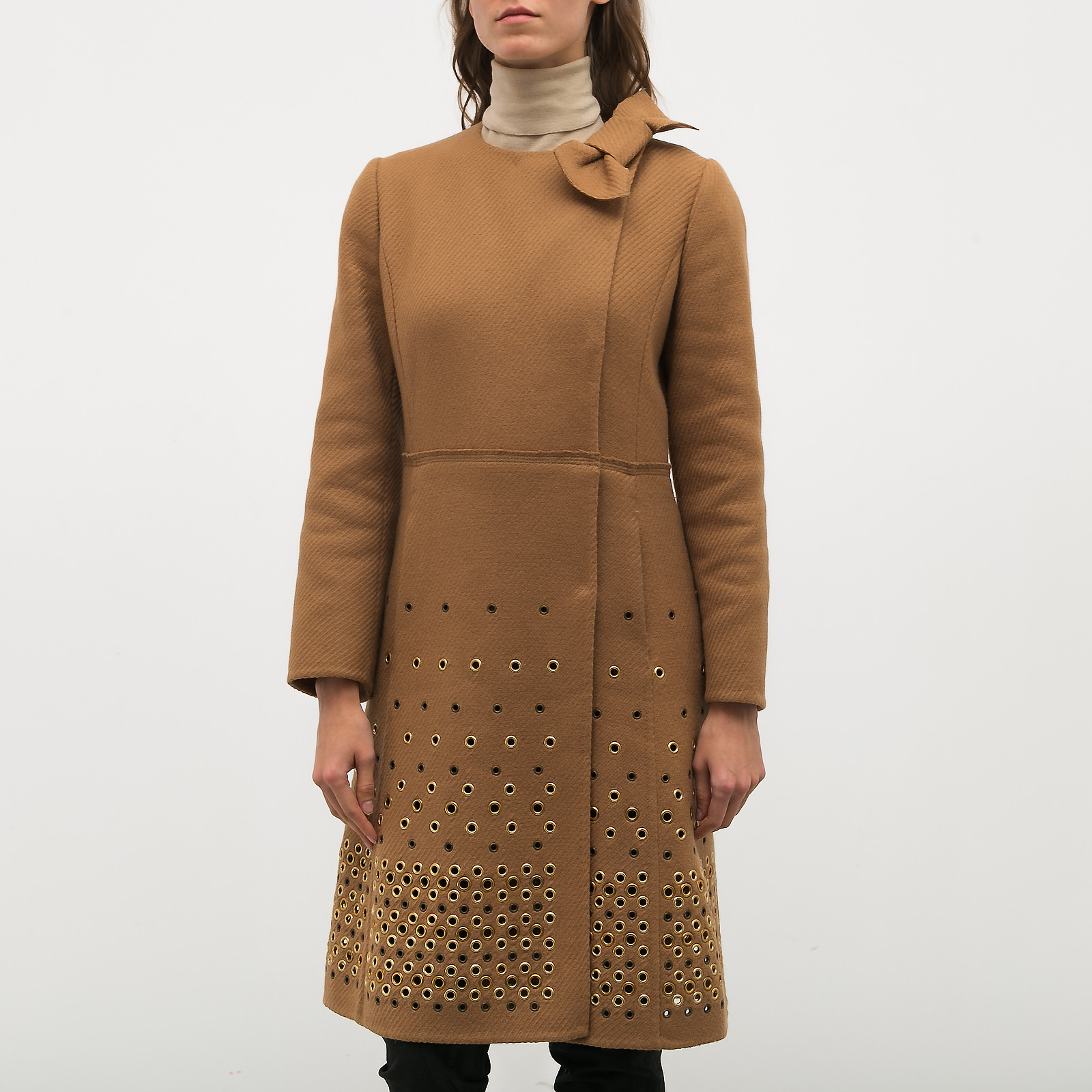 Пальто  бежевого цвета Prada - фото из каталога магазина брендовой одежды Second Friend Store Пальто Prada - купить оригинал в секонд-хенде SFS - 1