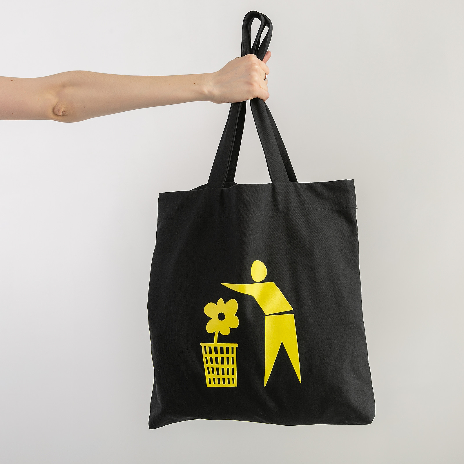 Шопер черного цвета Tigran Avetisyan x SFS - фото из каталога магазина брендовой одежды Second Friend Store Шопер Tigran Avetisyan x SFS - купить оригинал в секонд-хенде SFS - 3