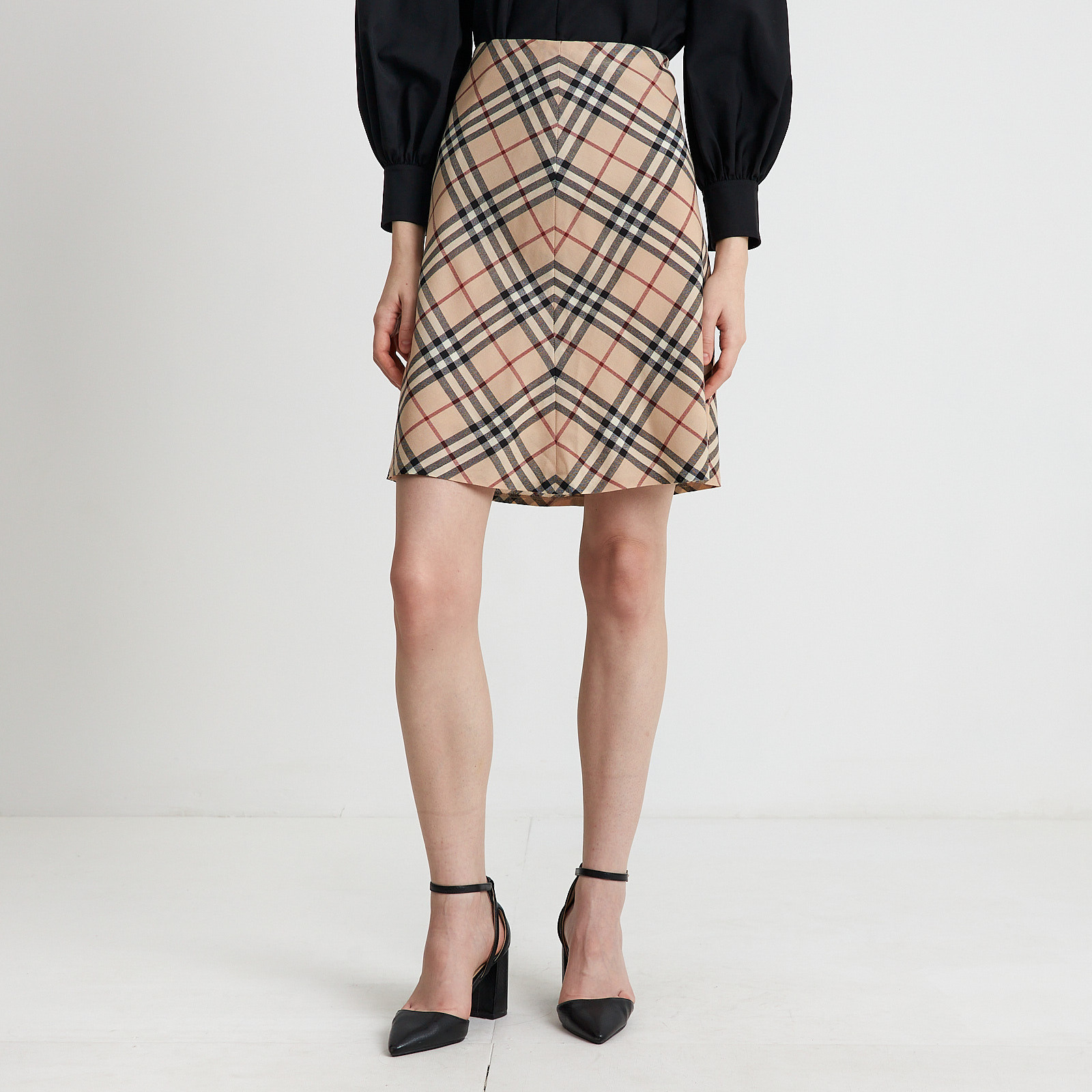 Юбка бежевого цвета Burberry - фото из каталога магазина брендовой одежды Second Friend Store Юбка Burberry - купить оригинал в секонд-хенде SFS - 1
