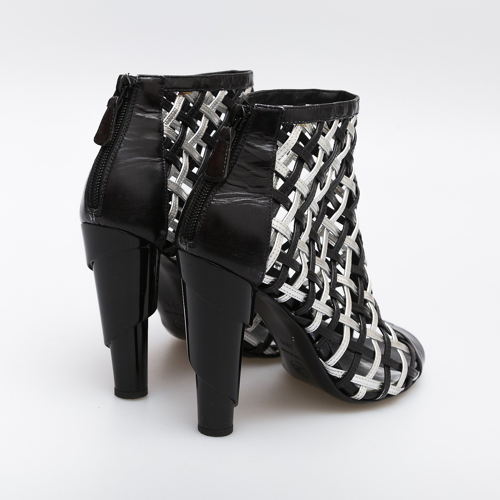 Туфли черного цвета Chanel - фото из каталога магазина брендовой одежды Second Friend Store Туфли Chanel - купить оригинал в секонд-хенде SFS - 3