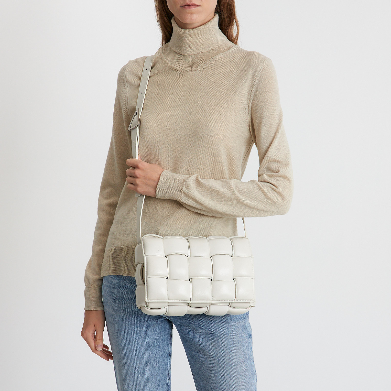 Сумка белого цвета Bottega Veneta - фото из каталога магазина брендовой одежды Second Friend Store Сумка Bottega Veneta - купить оригинал в секонд-хенде SFS - 2