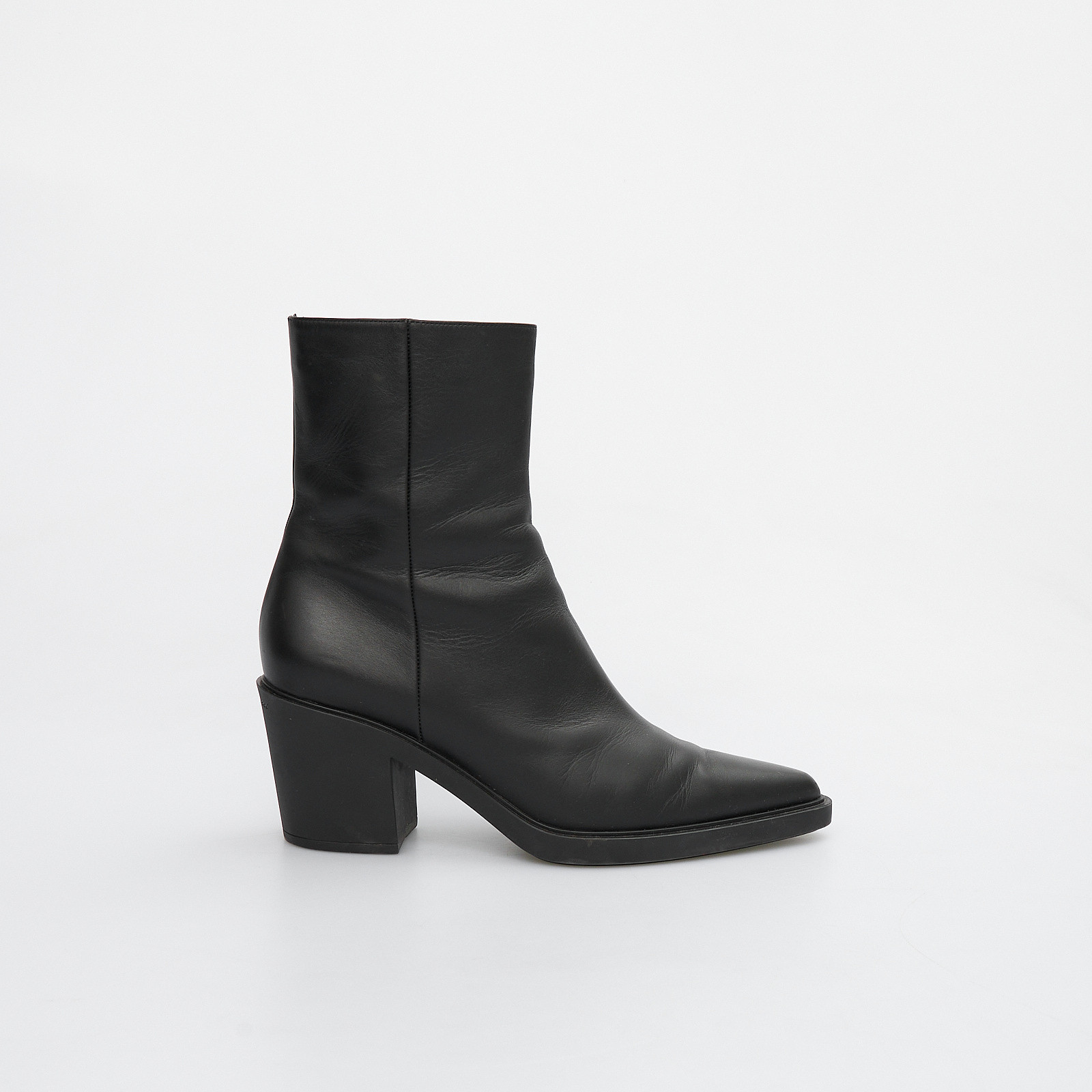 Ботильоны черного цвета Gianvito Rossi - фото из каталога магазина брендовой одежды Second Friend Store Ботильоны Gianvito Rossi - купить оригинал в секонд-хенде SFS - 1