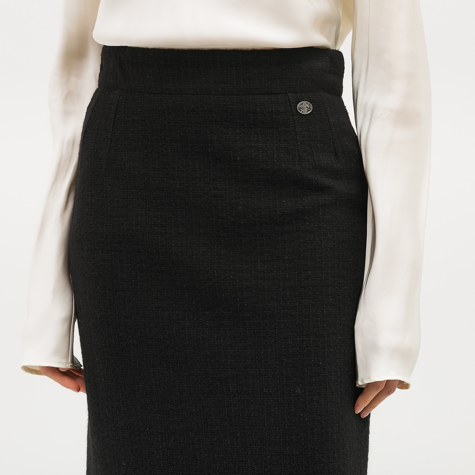 Юбка черного цвета Chanel - фото из каталога магазина брендовой одежды Second Friend Store Юбка Chanel - купить оригинал в секонд-хенде SFS - 4