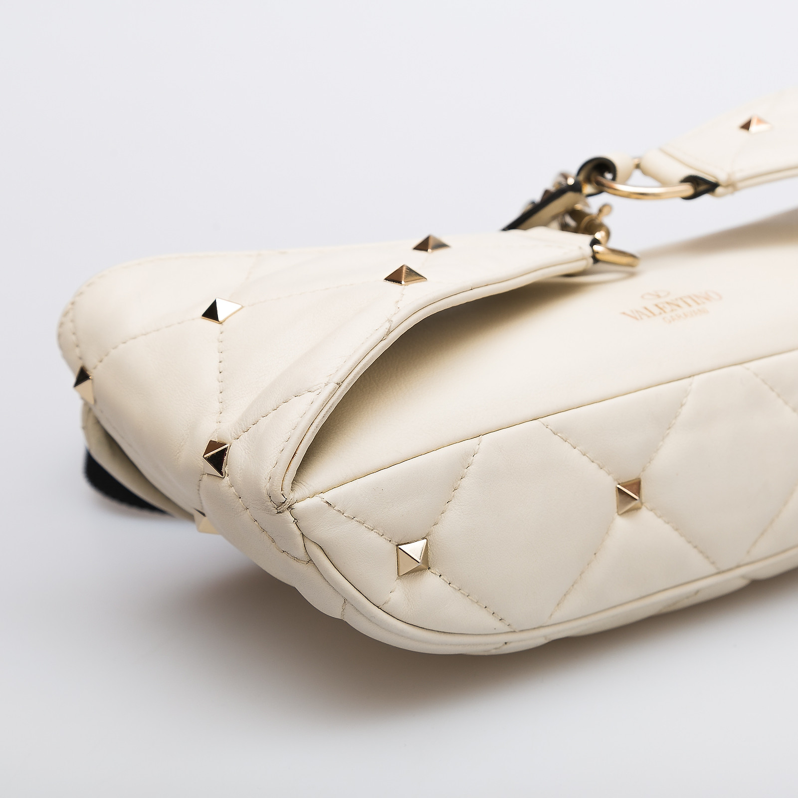 Сумка белого цвета Valentino - фото из каталога магазина брендовой одежды Second Friend Store Сумка Valentino - купить оригинал в секонд-хенде SFS - 5