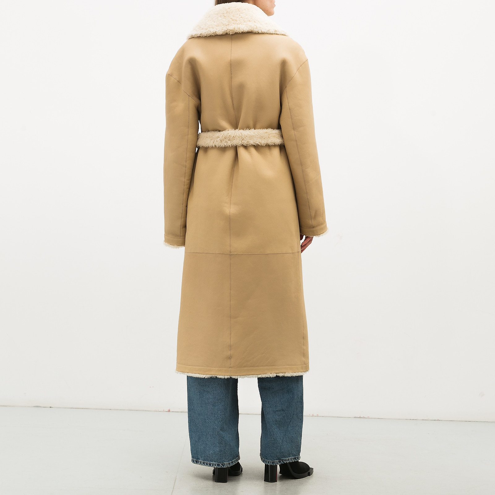 Дубленка бежевого цвета Bats - фото из каталога магазина брендовой одежды Second Friend Store Дубленка Bats - купить оригинал в секонд-хенде SFS - 2