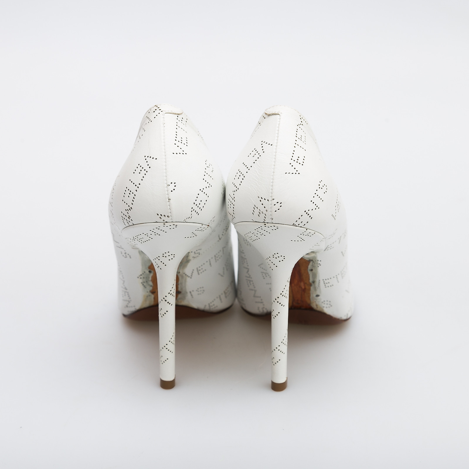 Туфли белого цвета Vetements - фото из каталога магазина брендовой одежды Second Friend Store Туфли Vetements - купить оригинал в секонд-хенде SFS - 3