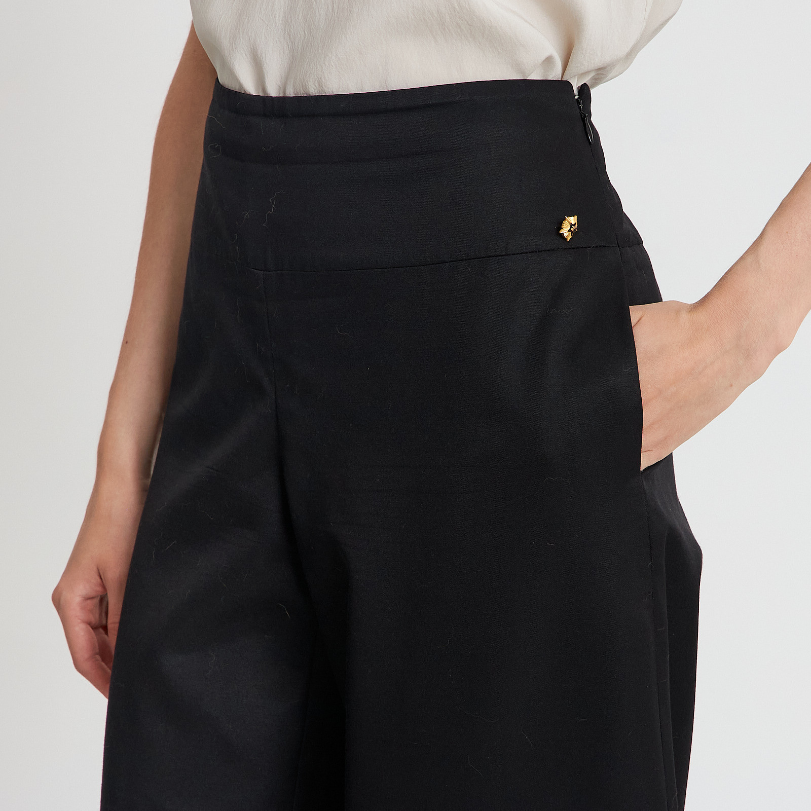 Брюки черного цвета Chanel - фото из каталога магазина брендовой одежды Second Friend Store Брюки Chanel - купить оригинал в секонд-хенде SFS - 4