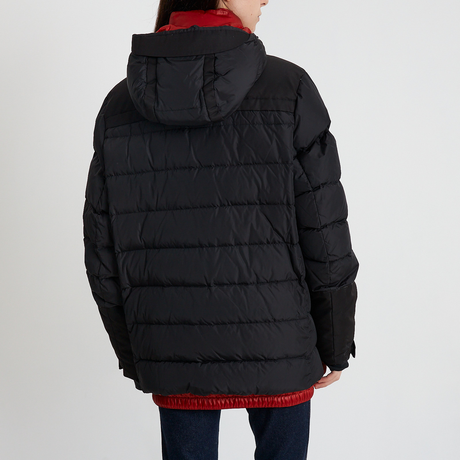 Пуховик черного цвета Moncler - фото из каталога магазина брендовой одежды Second Friend Store Пуховик Moncler - купить оригинал в секонд-хенде SFS - 3