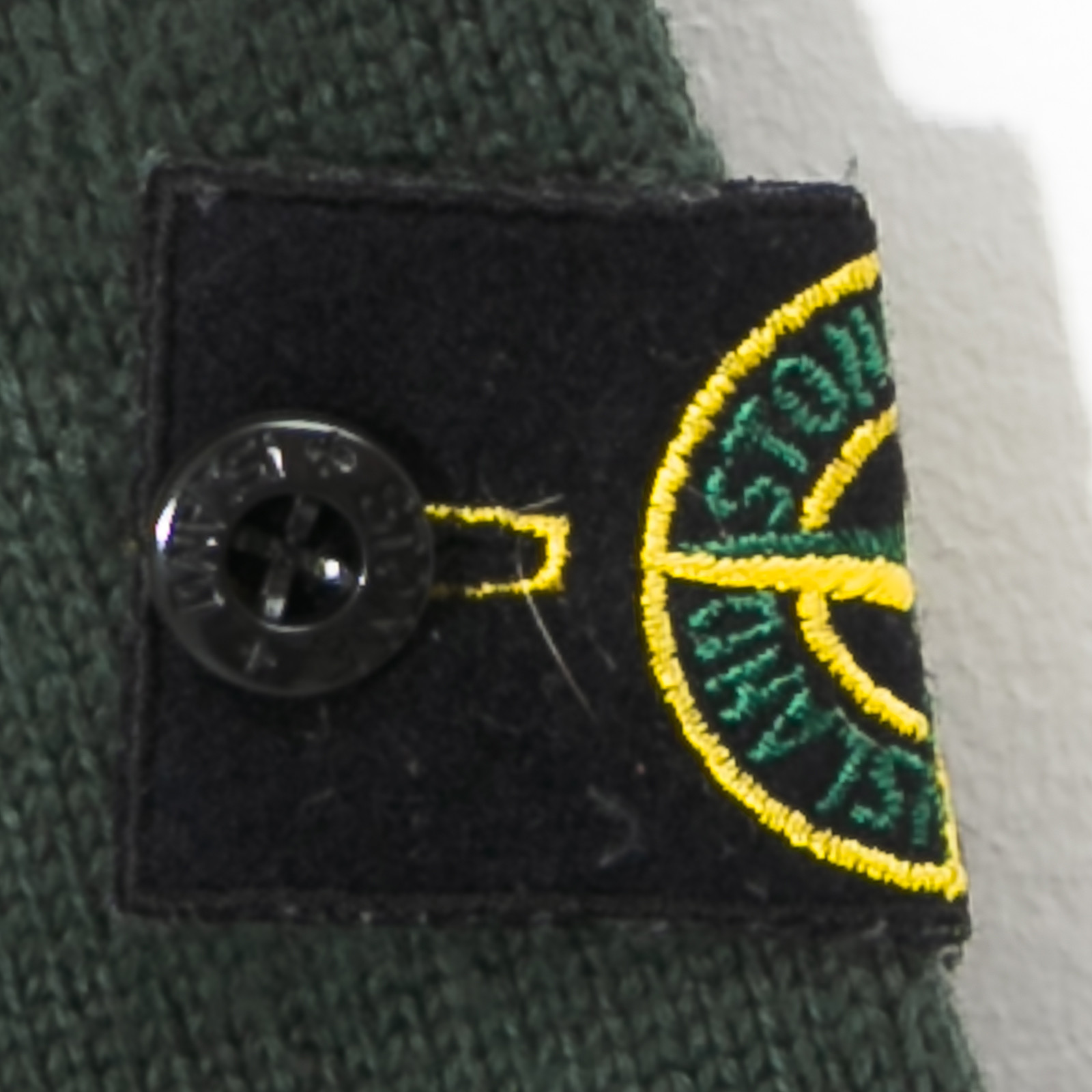 Свитер зеленого цвета Stone Island - фото из каталога магазина брендовой одежды Second Friend Store Свитер Stone Island - купить оригинал в секонд-хенде SFS - 4