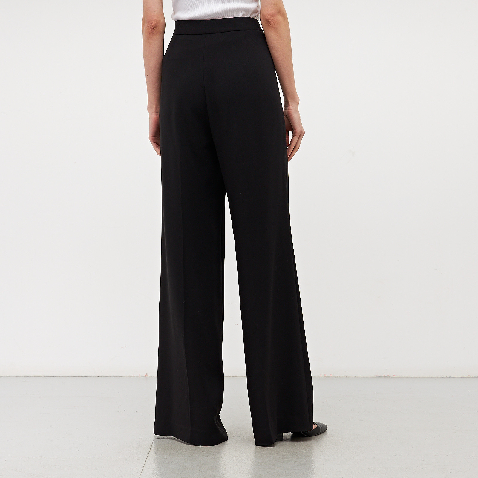 Брюки черного цвета Theory - фото из каталога магазина брендовой одежды Second Friend Store Брюки Theory - купить оригинал в секонд-хенде SFS - 3