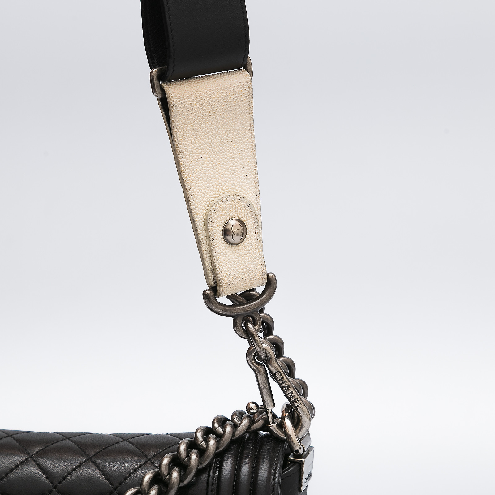 Сумка черного цвета Chanel - фото из каталога магазина брендовой одежды Second Friend Store Сумка Chanel - купить оригинал в секонд-хенде SFS - 9