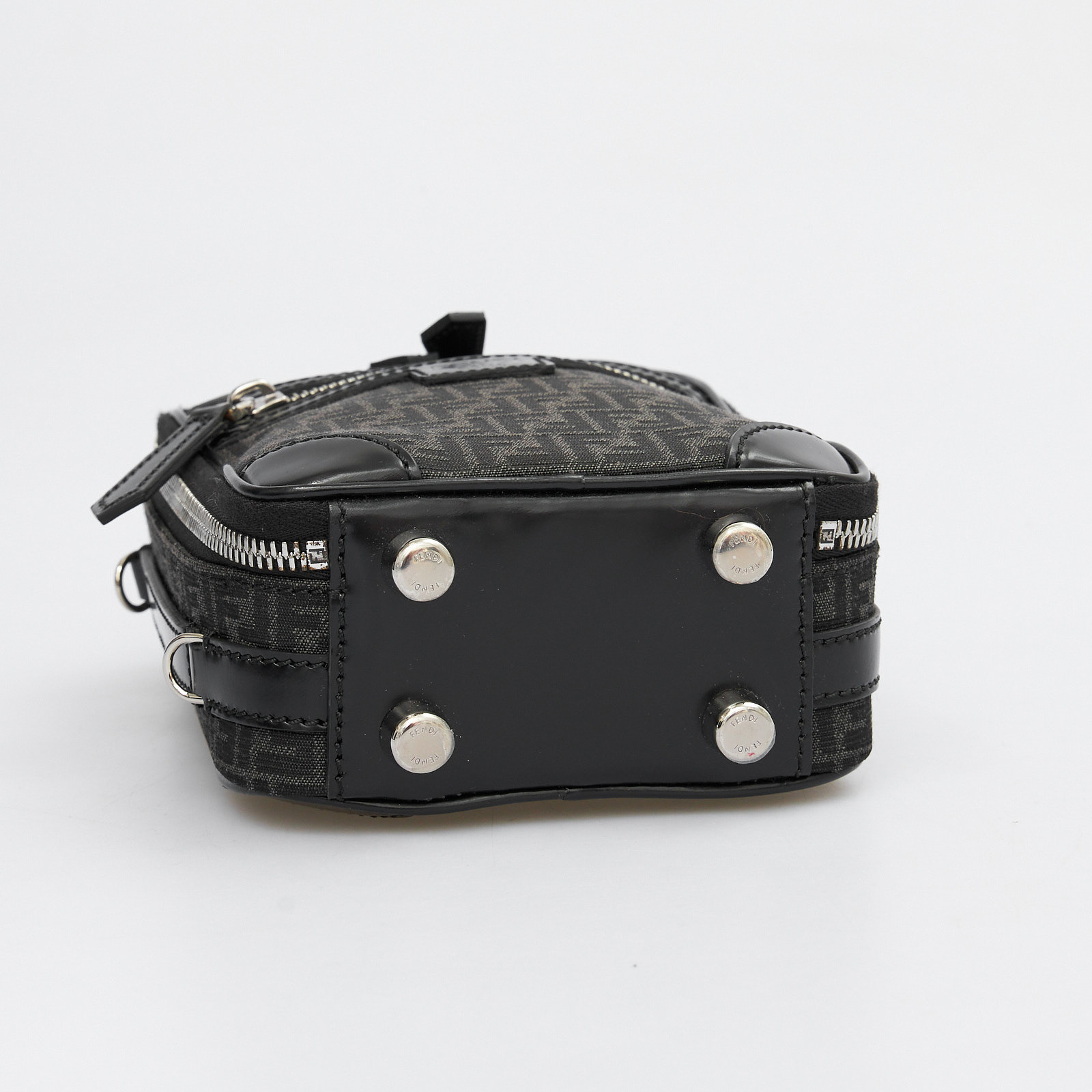 Сумка серого цвета Fendi - фото из каталога магазина брендовой одежды Second Friend Store Сумка Fendi - купить оригинал в секонд-хенде SFS - 7