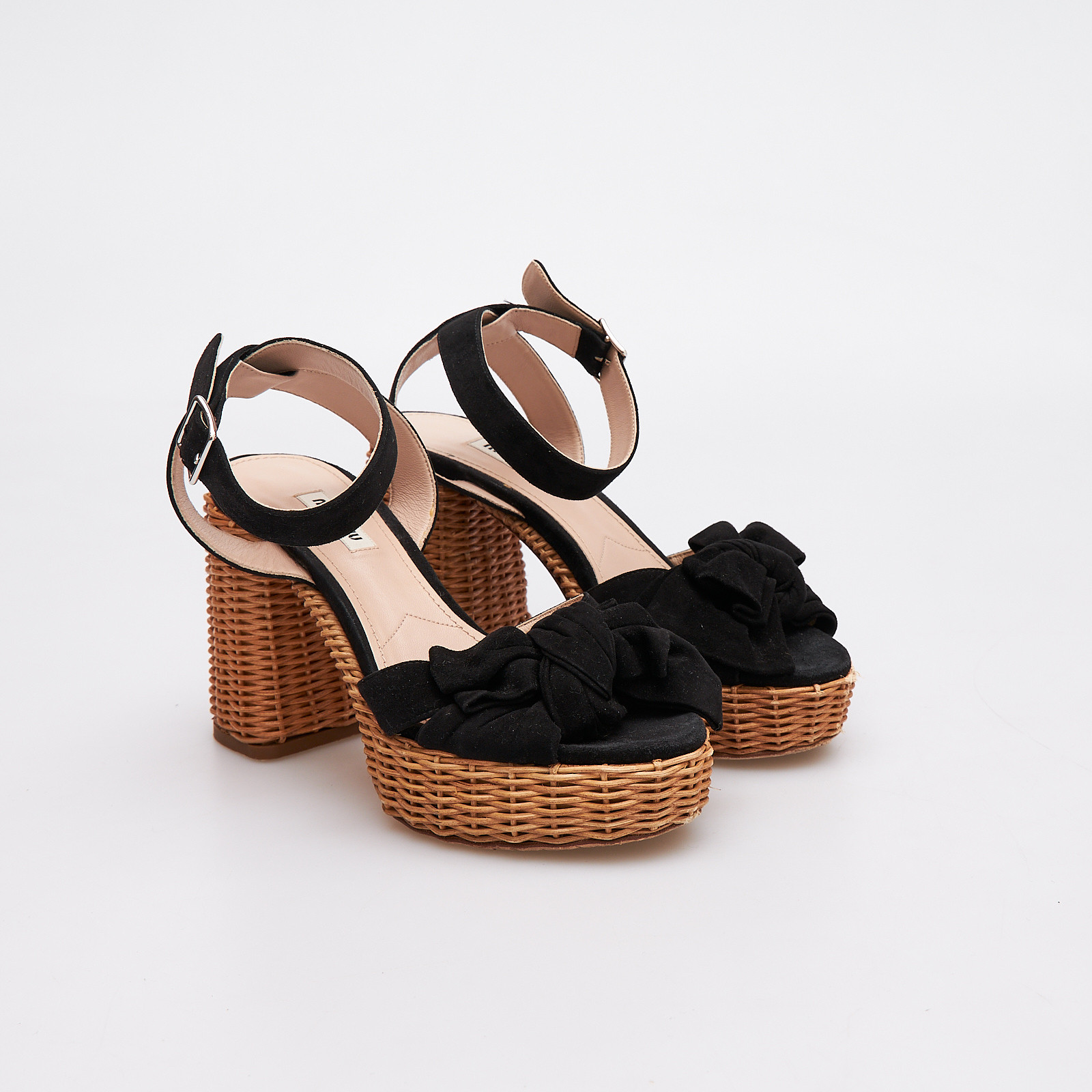 Босоножки  черного цвета Miu Miu - фото из каталога магазина брендовой одежды Second Friend Store Босоножки Miu Miu - купить оригинал в секонд-хенде SFS - 2