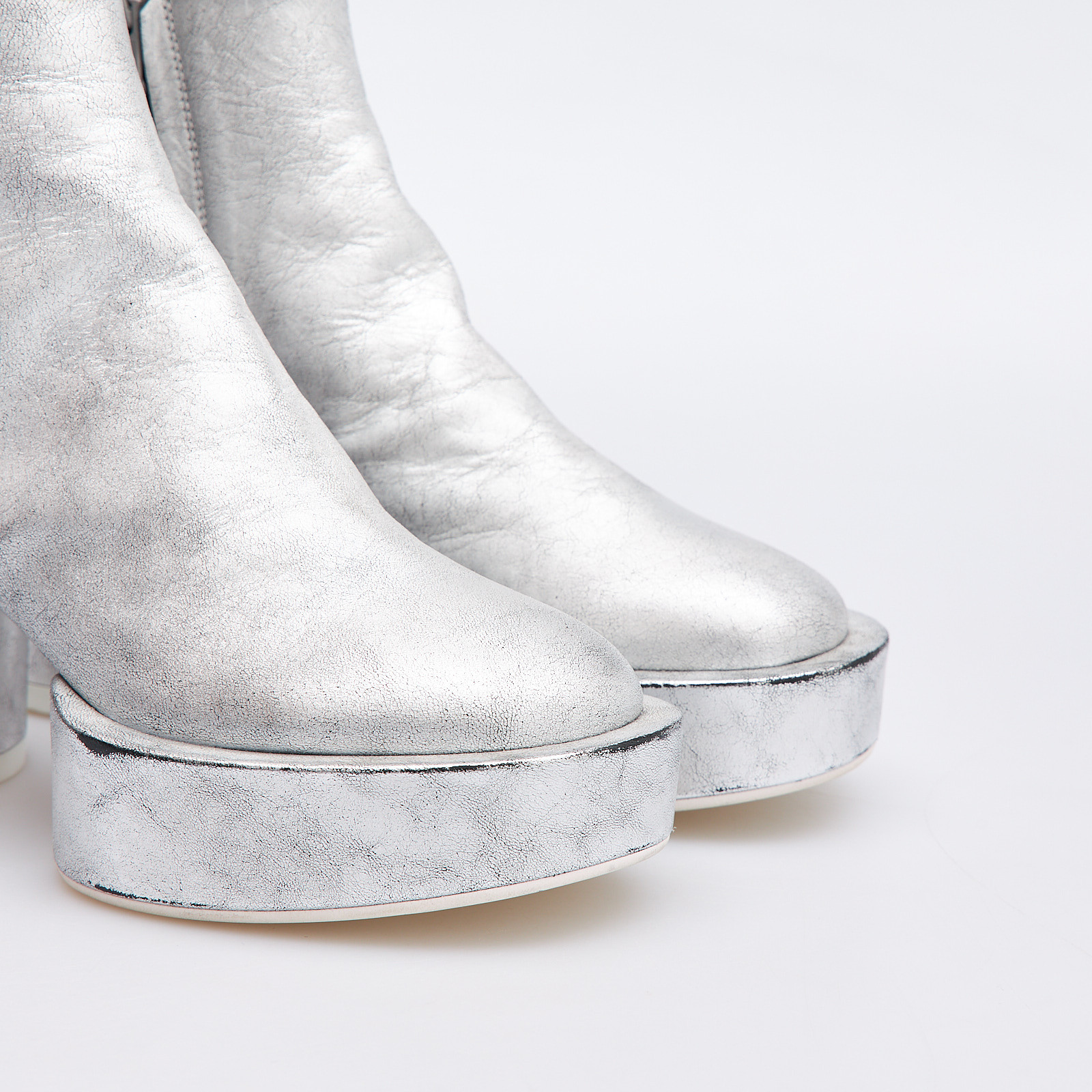 Ботильоны серебряного цвета MM6 Maison Margiela - фото из каталога магазина брендовой одежды Second Friend Store Ботильоны MM6 Maison Margiela - купить оригинал в секонд-хенде SFS - 4