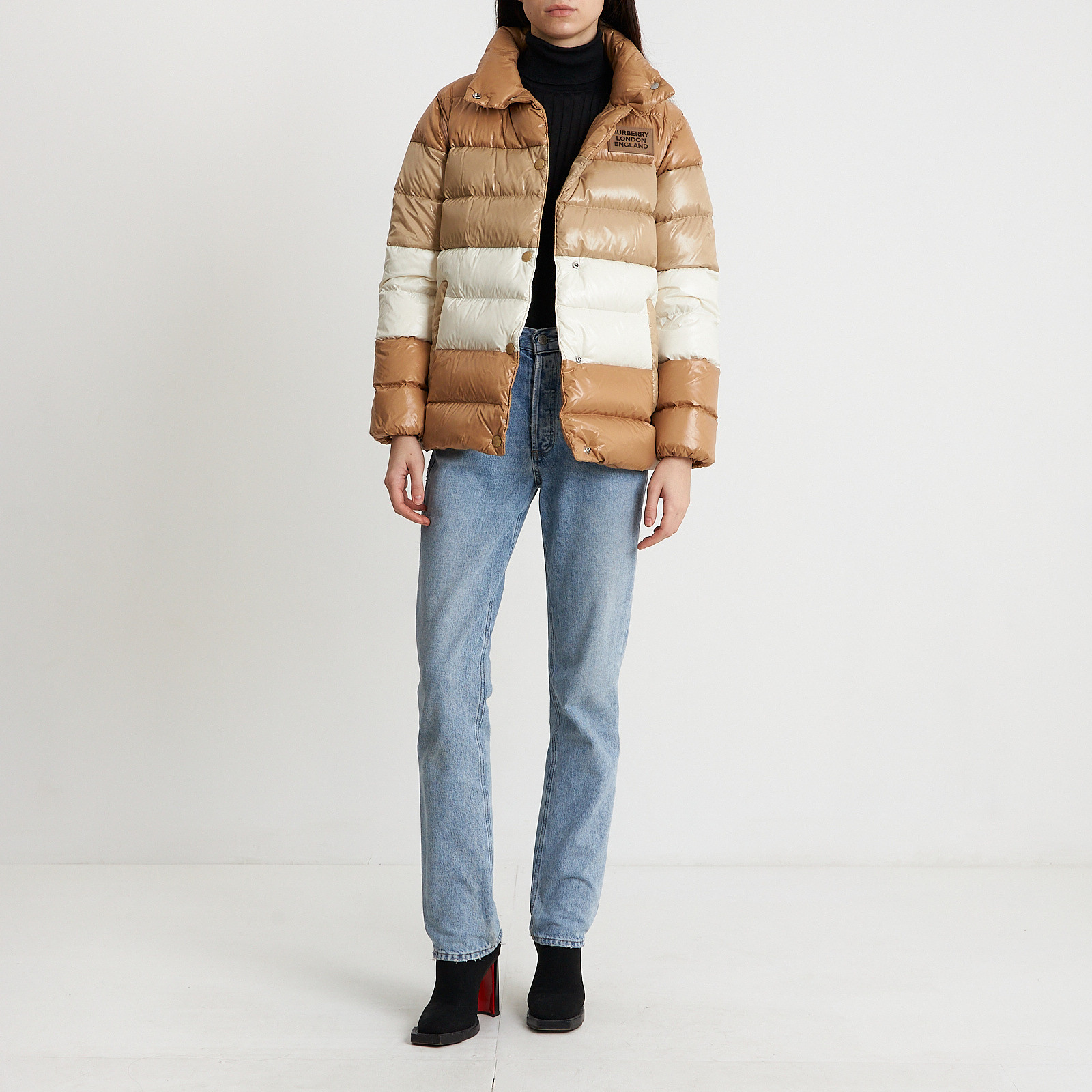 Пуховик бежевого цвета Burberry - фото из каталога магазина брендовой одежды Second Friend Store Пуховик Burberry - купить оригинал в секонд-хенде SFS - 6