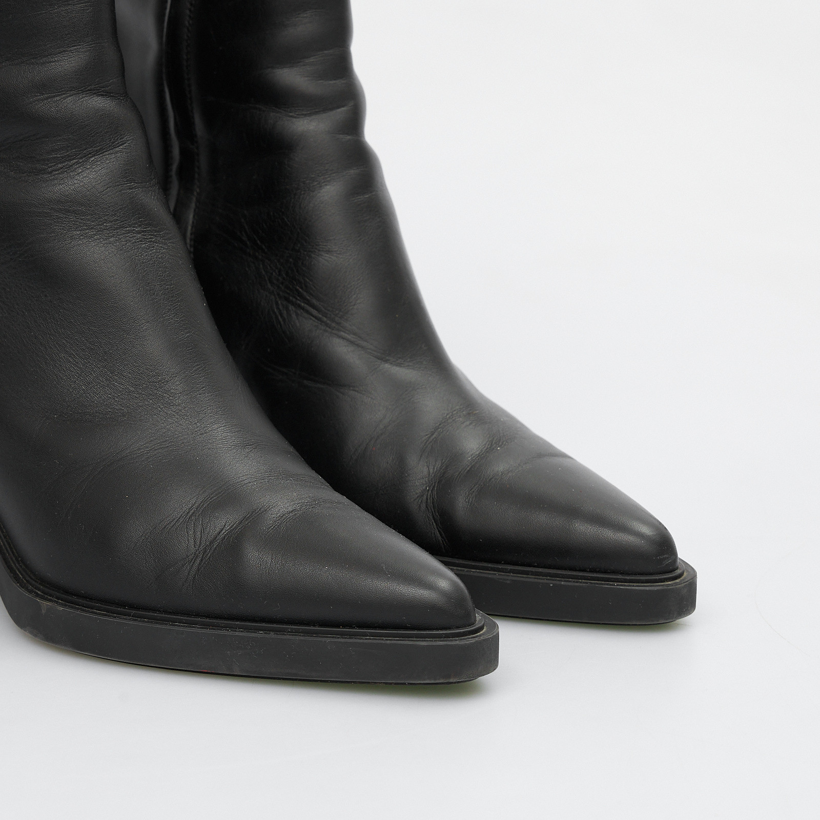 Ботильоны черного цвета Gianvito Rossi - фото из каталога магазина брендовой одежды Second Friend Store Ботильоны Gianvito Rossi - купить оригинал в секонд-хенде SFS - 4