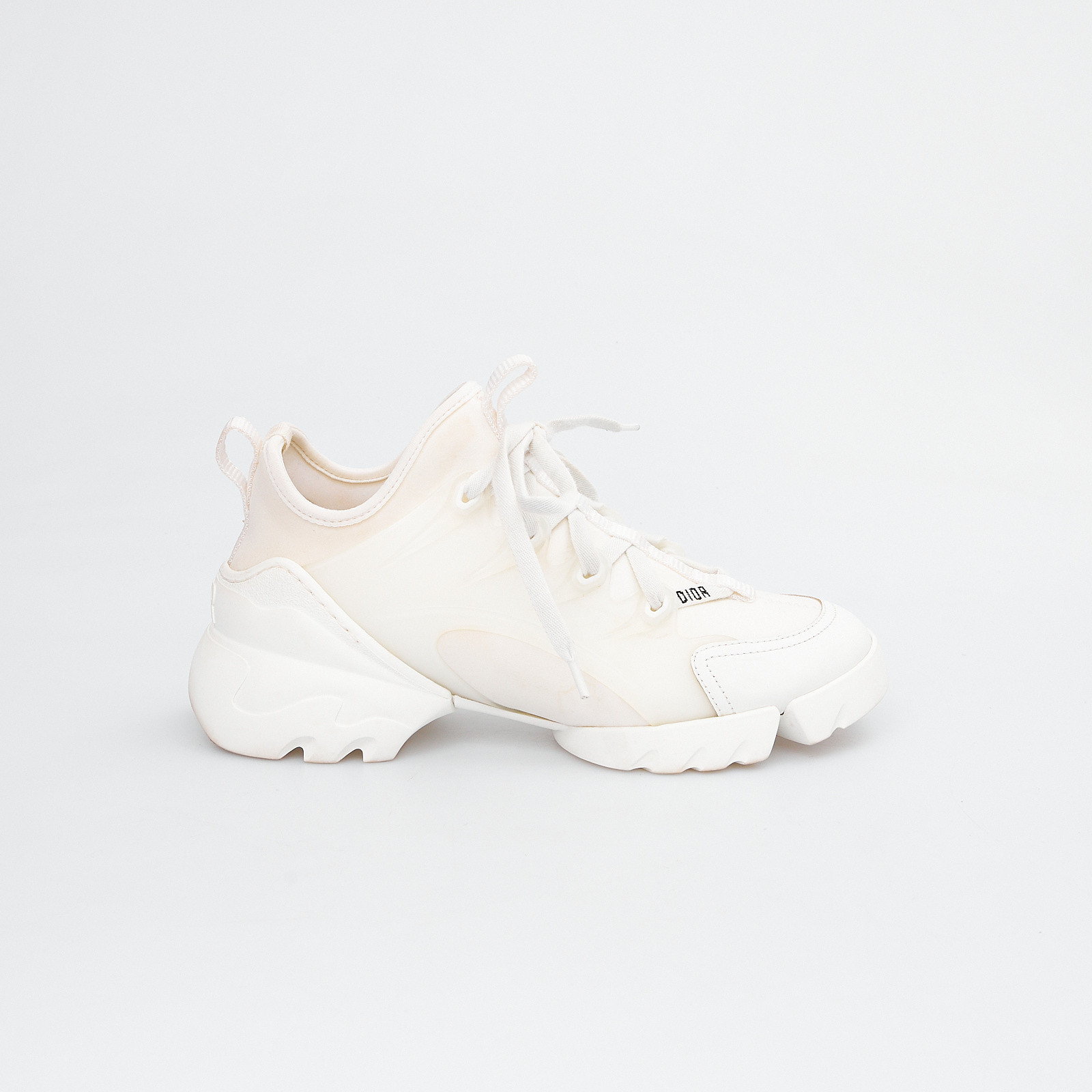Кроссовки белого цвета Christian Dior - фото из каталога магазина брендовой одежды Second Friend Store Кроссовки Christian Dior - купить оригинал в секонд-хенде SFS - 1