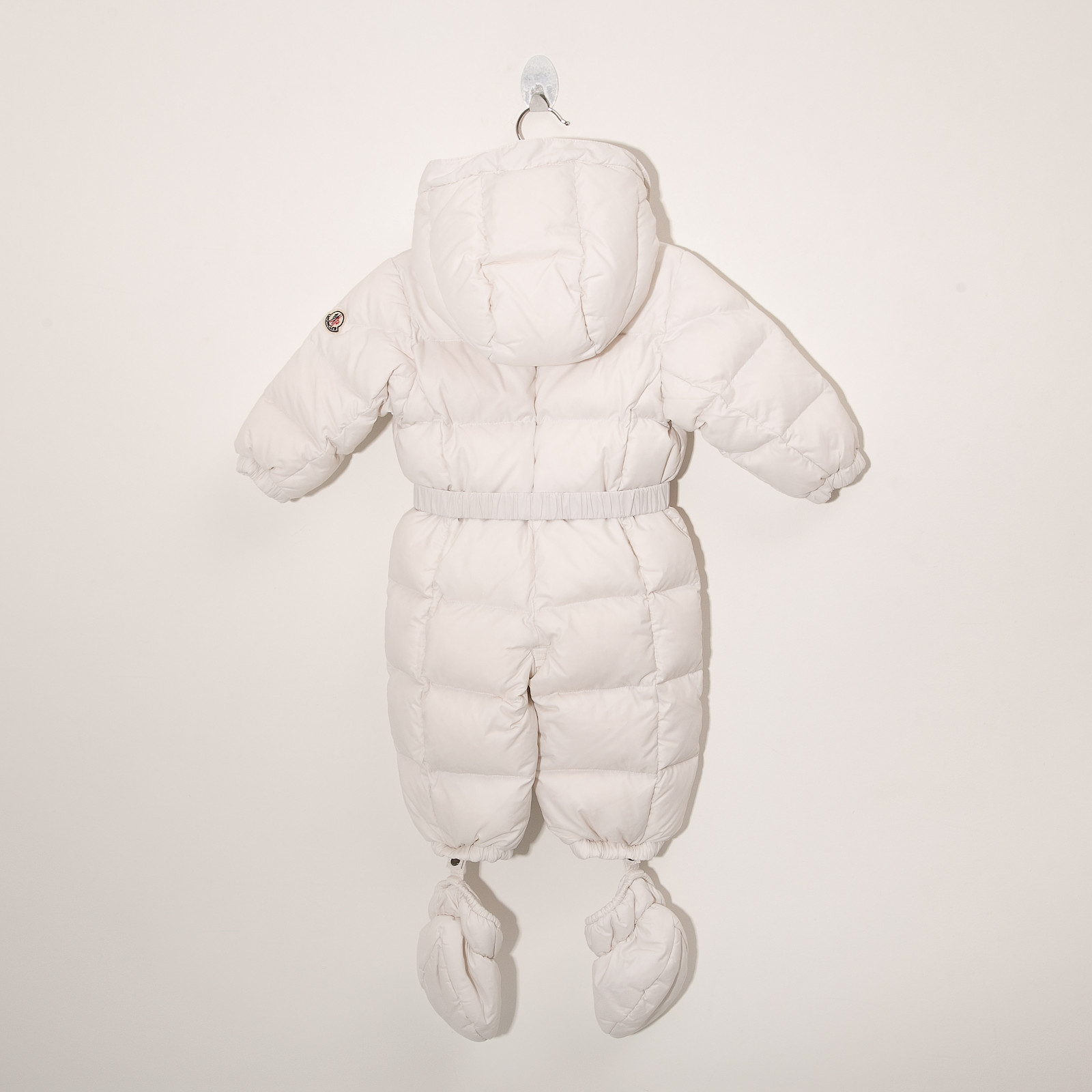 Комбинезон белого цвета Moncler - фото из каталога магазина брендовой одежды Second Friend Store Комбинезон Moncler - купить оригинал в секонд-хенде SFS - 2