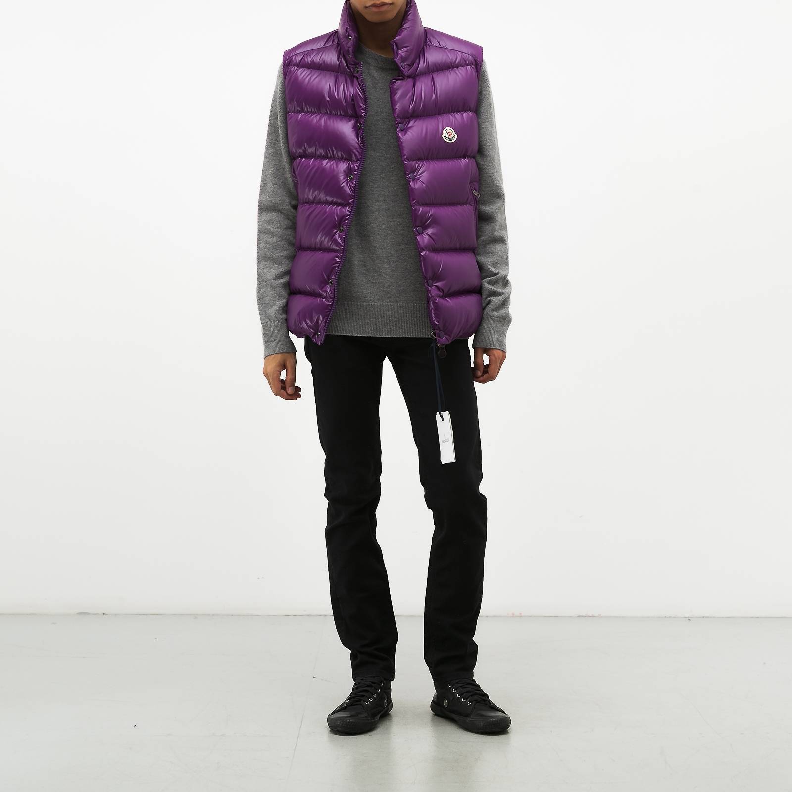 Жилет фиолетового цвета Moncler - фото из каталога магазина брендовой одежды Second Friend Store Жилет Moncler - купить оригинал в секонд-хенде SFS - 2