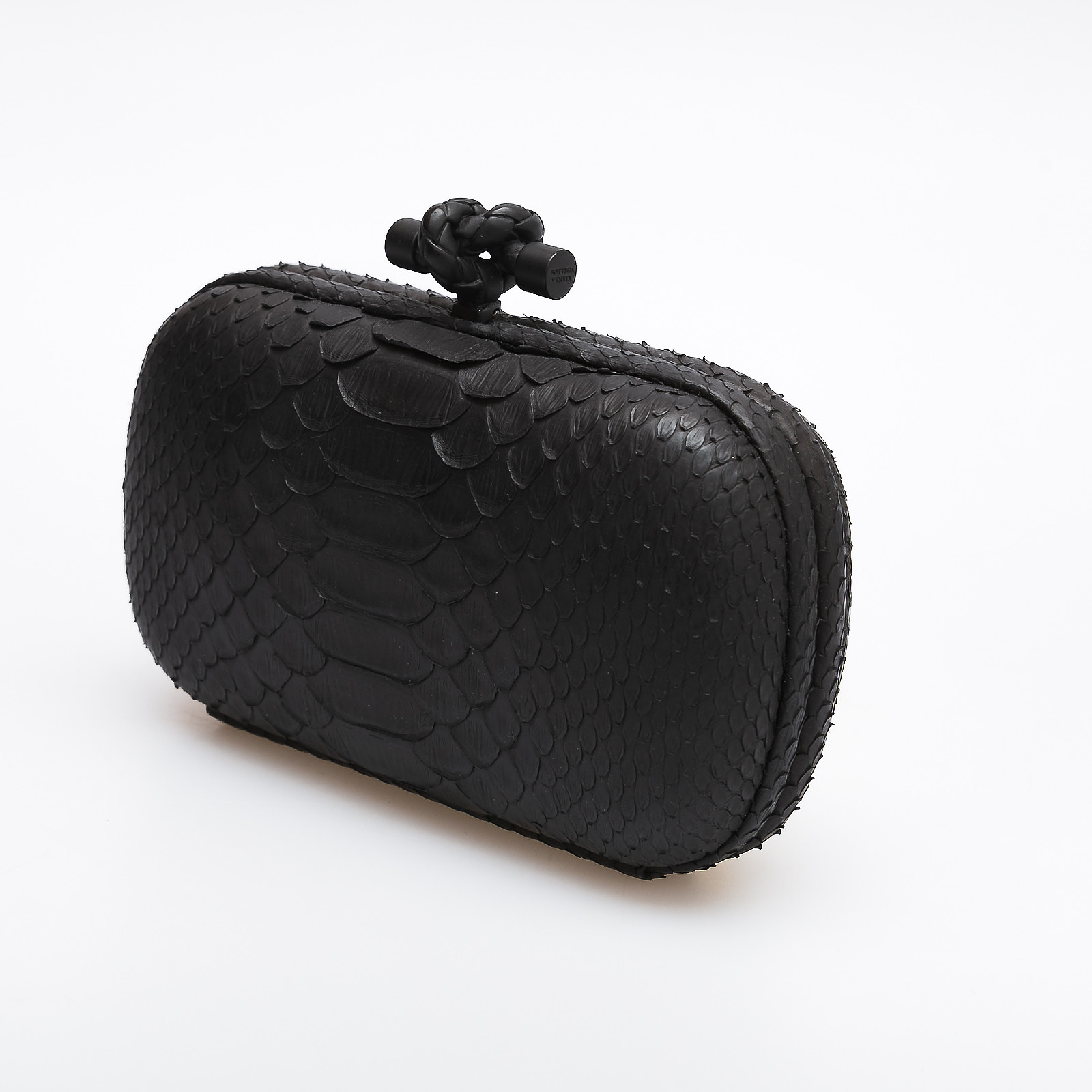 Клатч черного цвета Bottega Veneta - фото из каталога магазина брендовой одежды Second Friend Store Клатч Bottega Veneta - купить оригинал в секонд-хенде SFS - 3