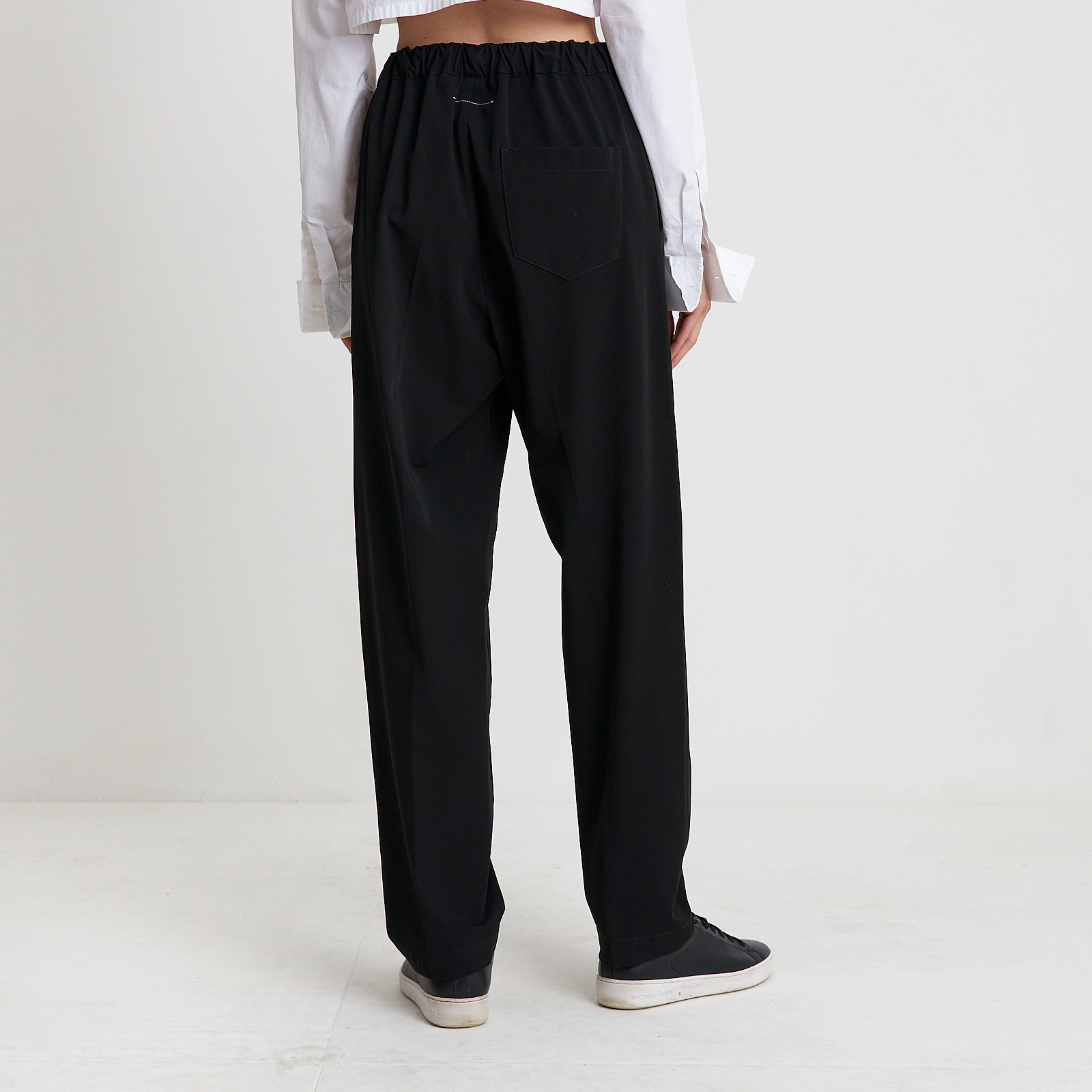 Брюки черного цвета MM6 Maison Margiela - фото из каталога магазина брендовой одежды Second Friend Store Брюки MM6 Maison Margiela - купить оригинал в секонд-хенде SFS - 3