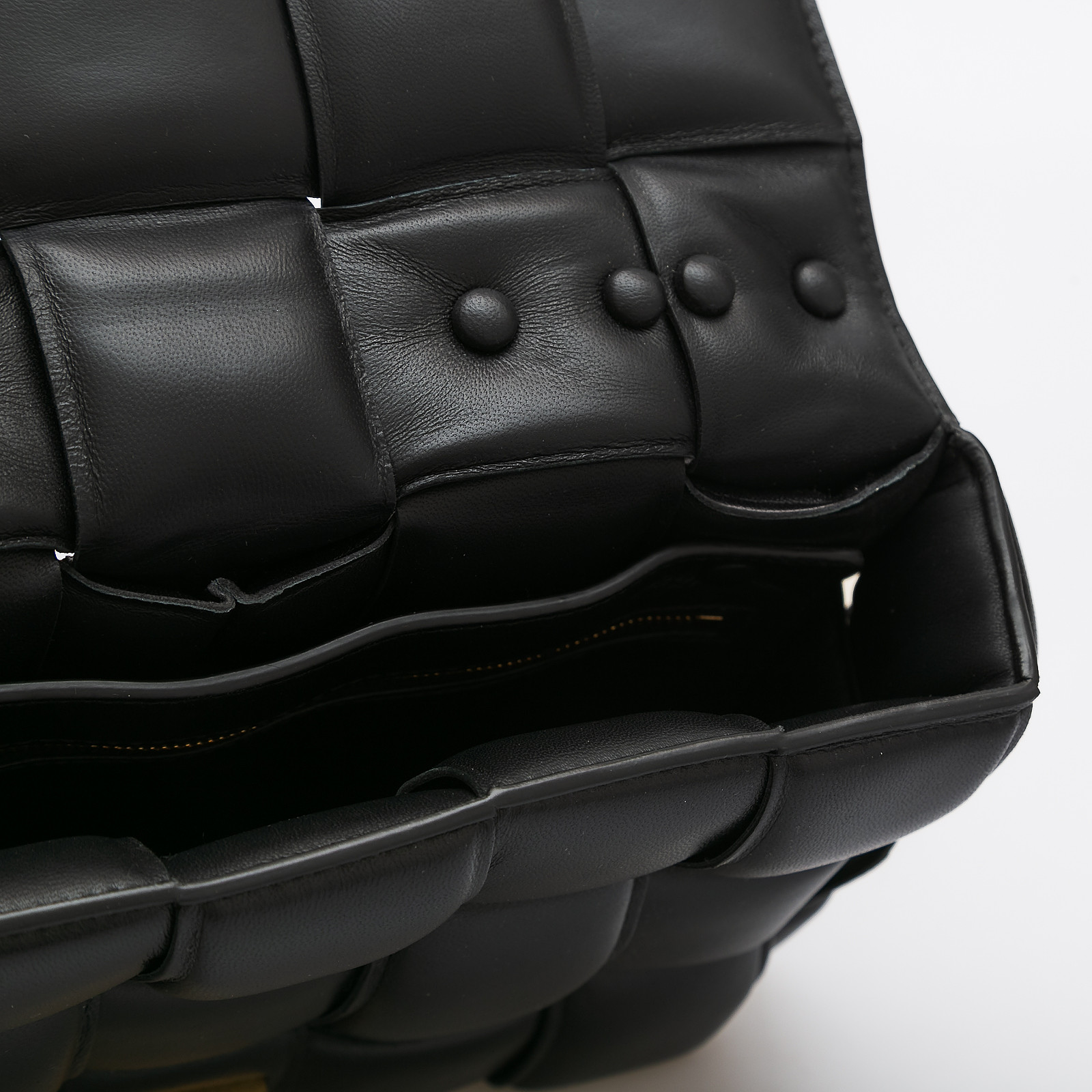 Сумка черного цвета Bottega Veneta - фото из каталога магазина брендовой одежды Second Friend Store Сумка Bottega Veneta - купить оригинал в секонд-хенде SFS - 5