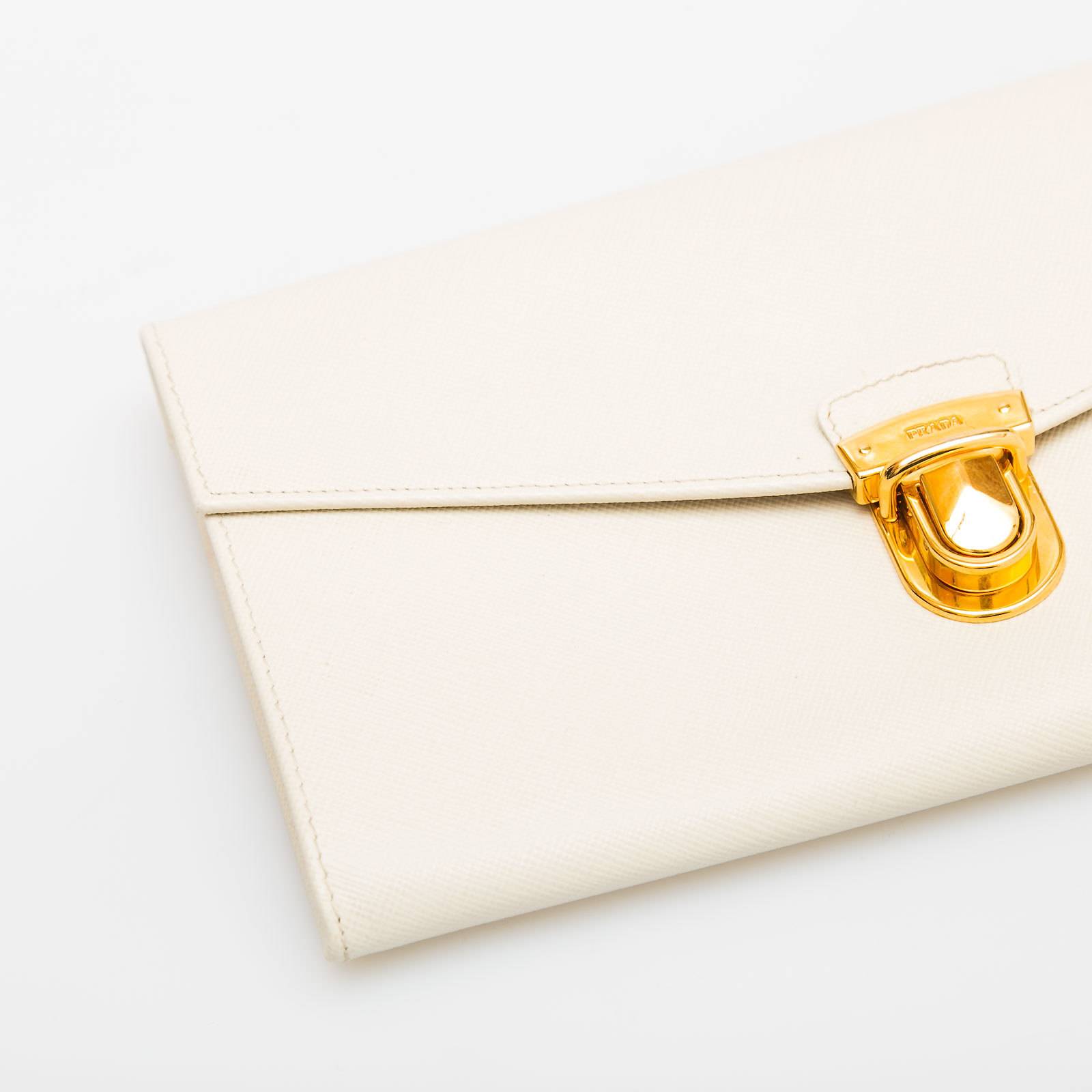 Клатч бежевого цвета Prada - фото из каталога магазина брендовой одежды Second Friend Store Клатч Prada - купить оригинал в секонд-хенде SFS - 4