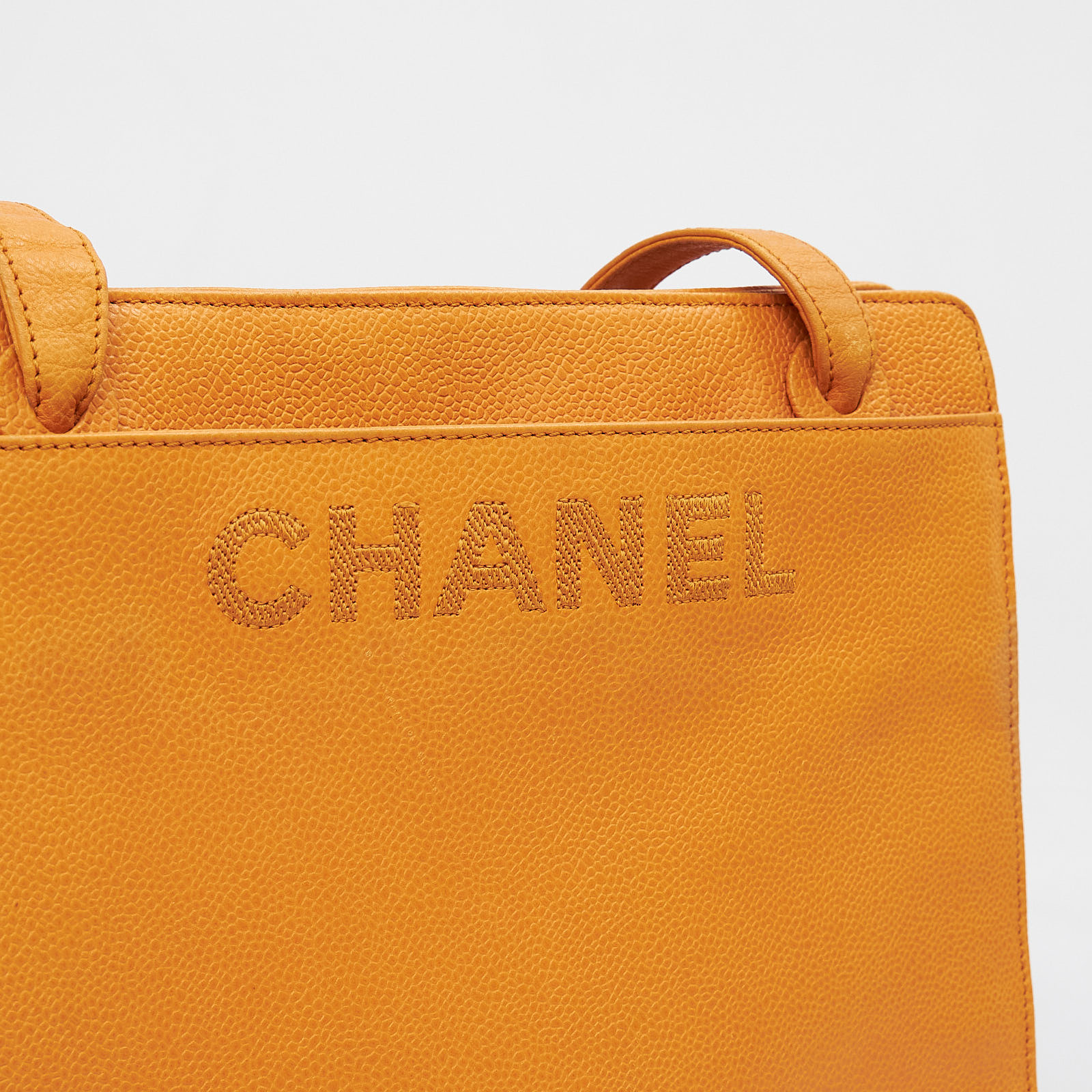 Сумка  оранжевого цвета Chanel - фото из каталога магазина брендовой одежды Second Friend Store Сумка Chanel - купить оригинал в секонд-хенде SFS - 6
