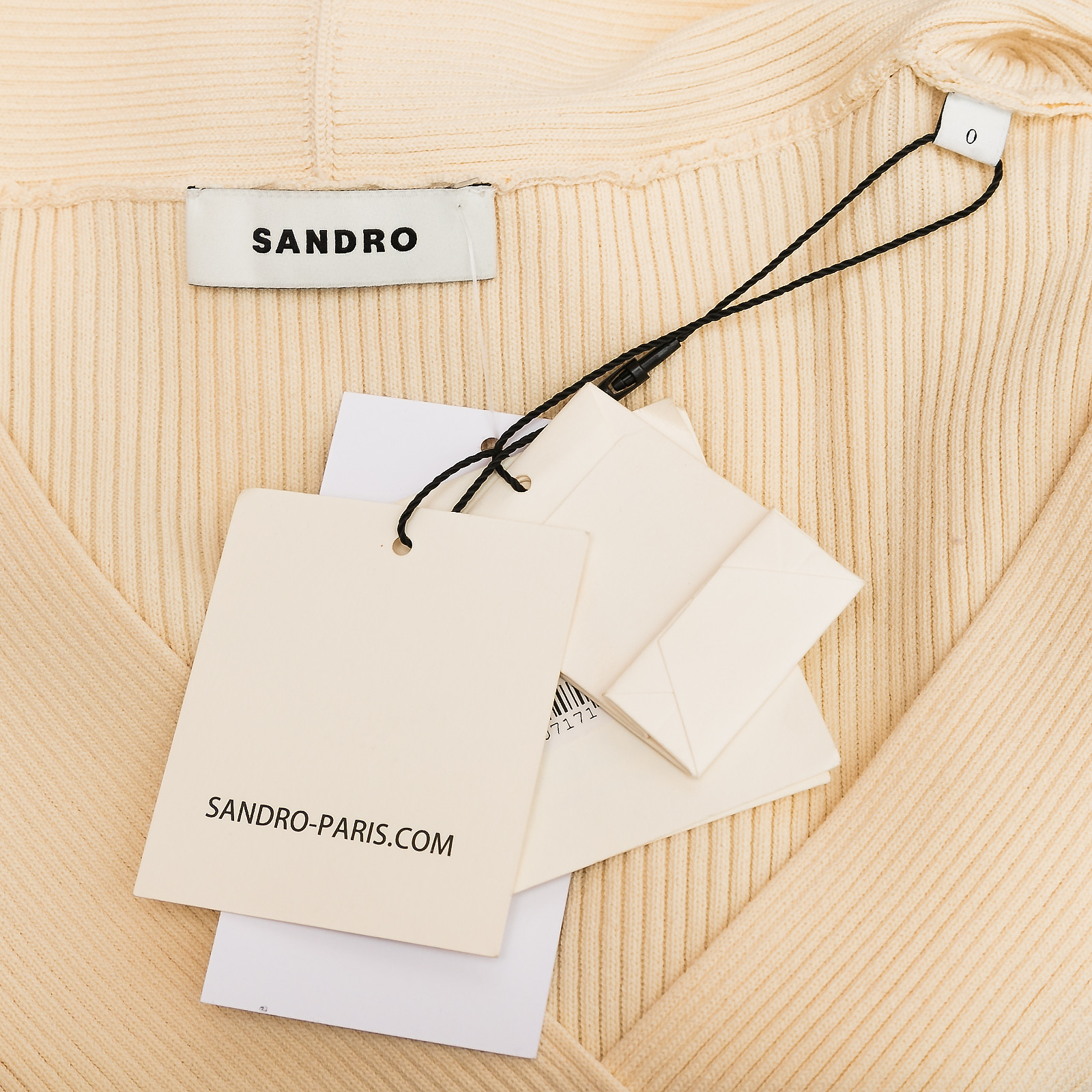 Джемпер белого цвета Sandro - фото из каталога магазина брендовой одежды Second Friend Store Джемпер Sandro - купить оригинал в секонд-хенде SFS - 5