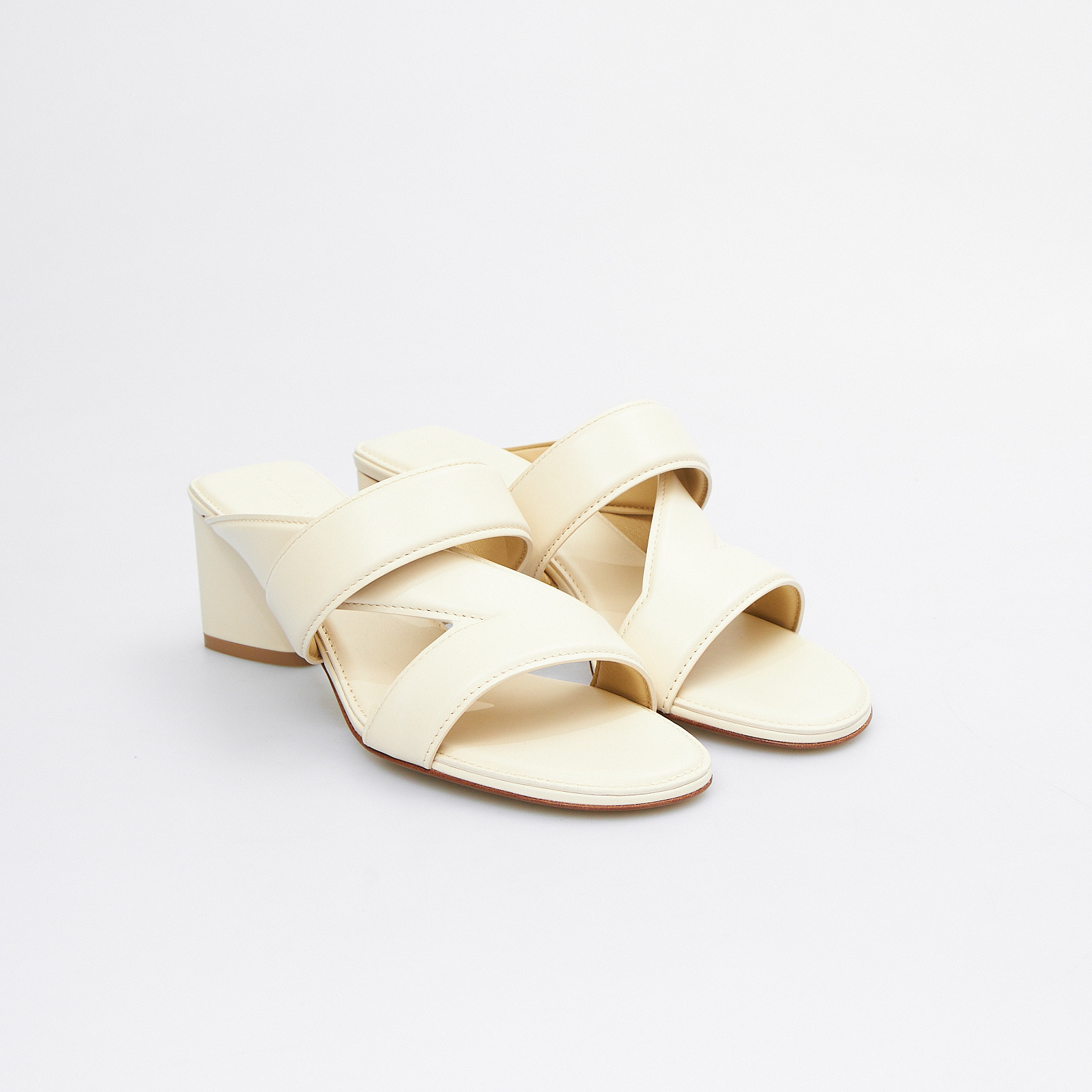 Босоножки белого цвета Bottega Veneta - фото из каталога магазина брендовой одежды Second Friend Store Босоножки Bottega Veneta - купить оригинал в секонд-хенде SFS - 2