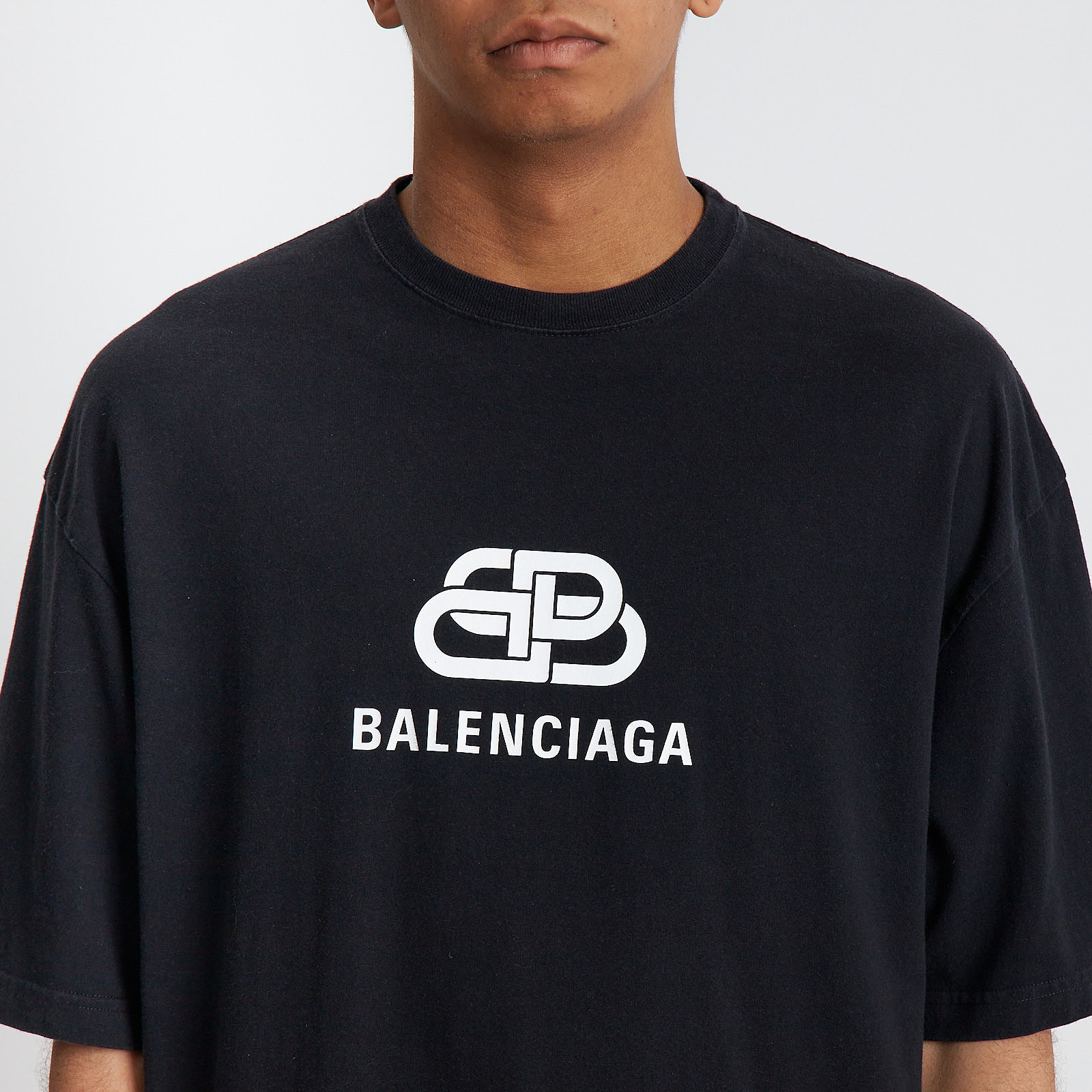 Футболка черного цвета Balenciaga - фото из каталога магазина брендовой одежды Second Friend Store Футболка Balenciaga - купить оригинал в секонд-хенде SFS - 4