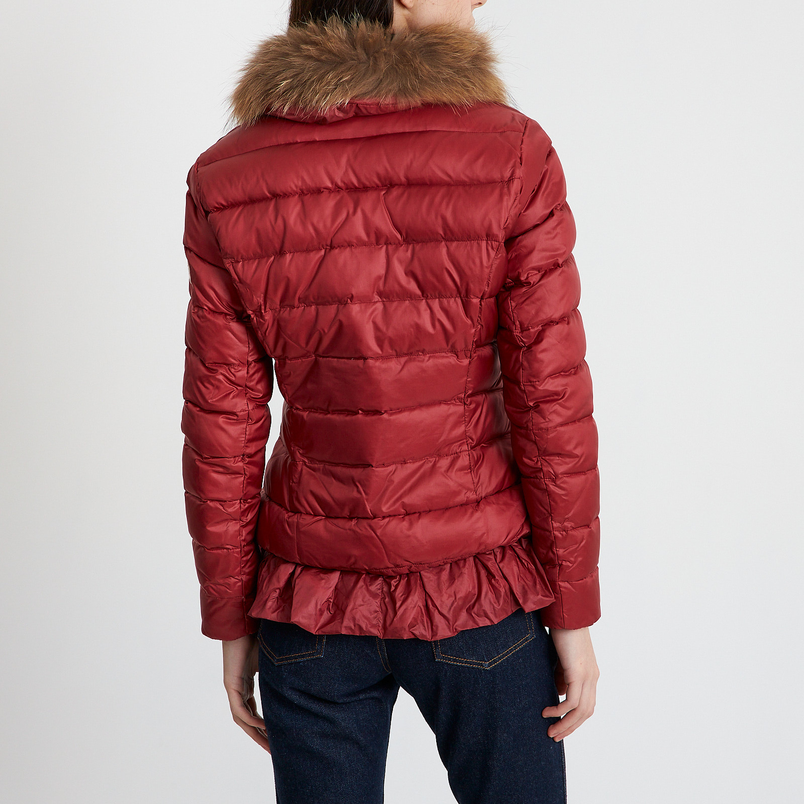 Пуховик красного цвета Moncler - фото из каталога магазина брендовой одежды Second Friend Store Пуховик Moncler - купить оригинал в секонд-хенде SFS - 3