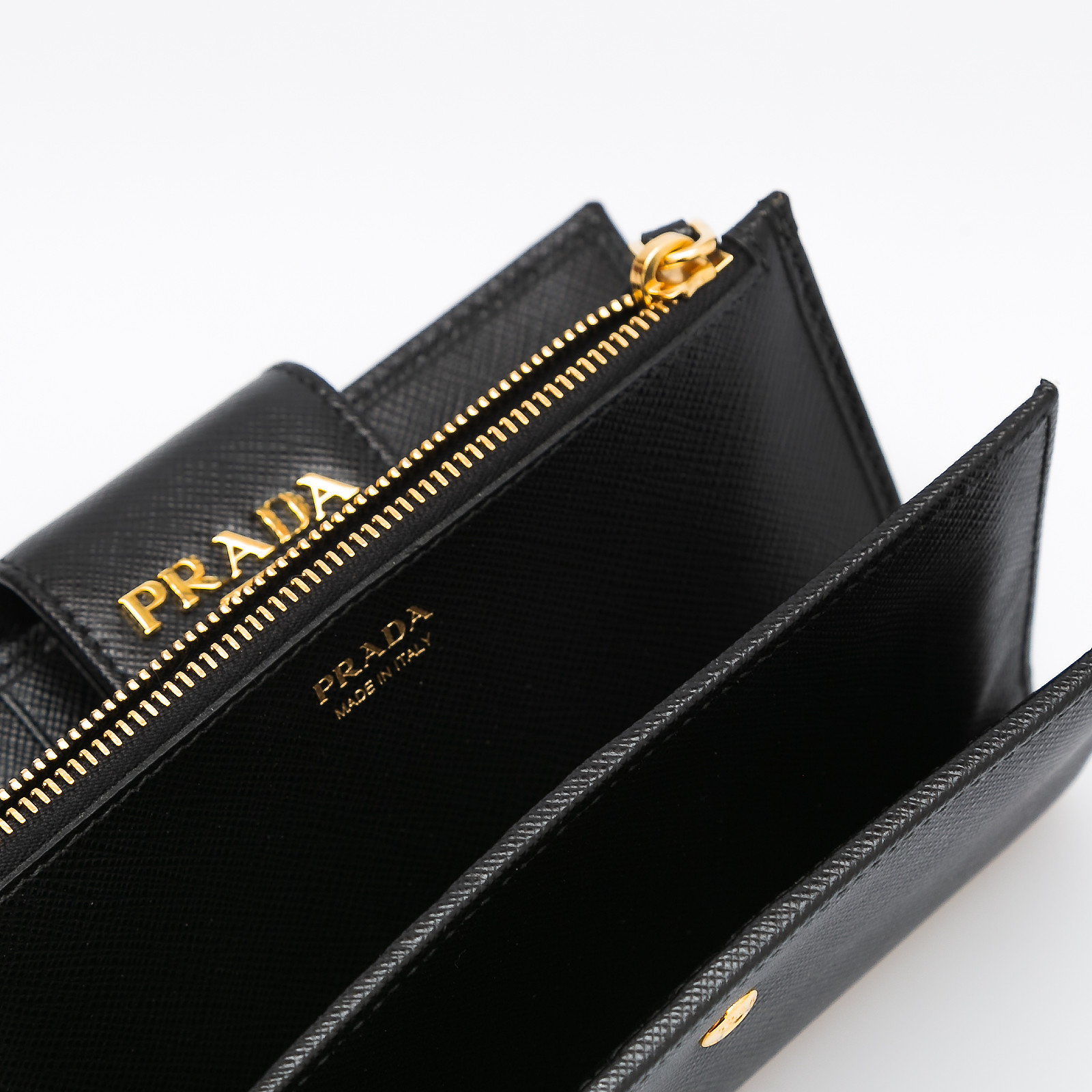 Кошелек черного цвета Prada - фото из каталога магазина брендовой одежды Second Friend Store Кошелек Prada - купить оригинал в секонд-хенде SFS - 5