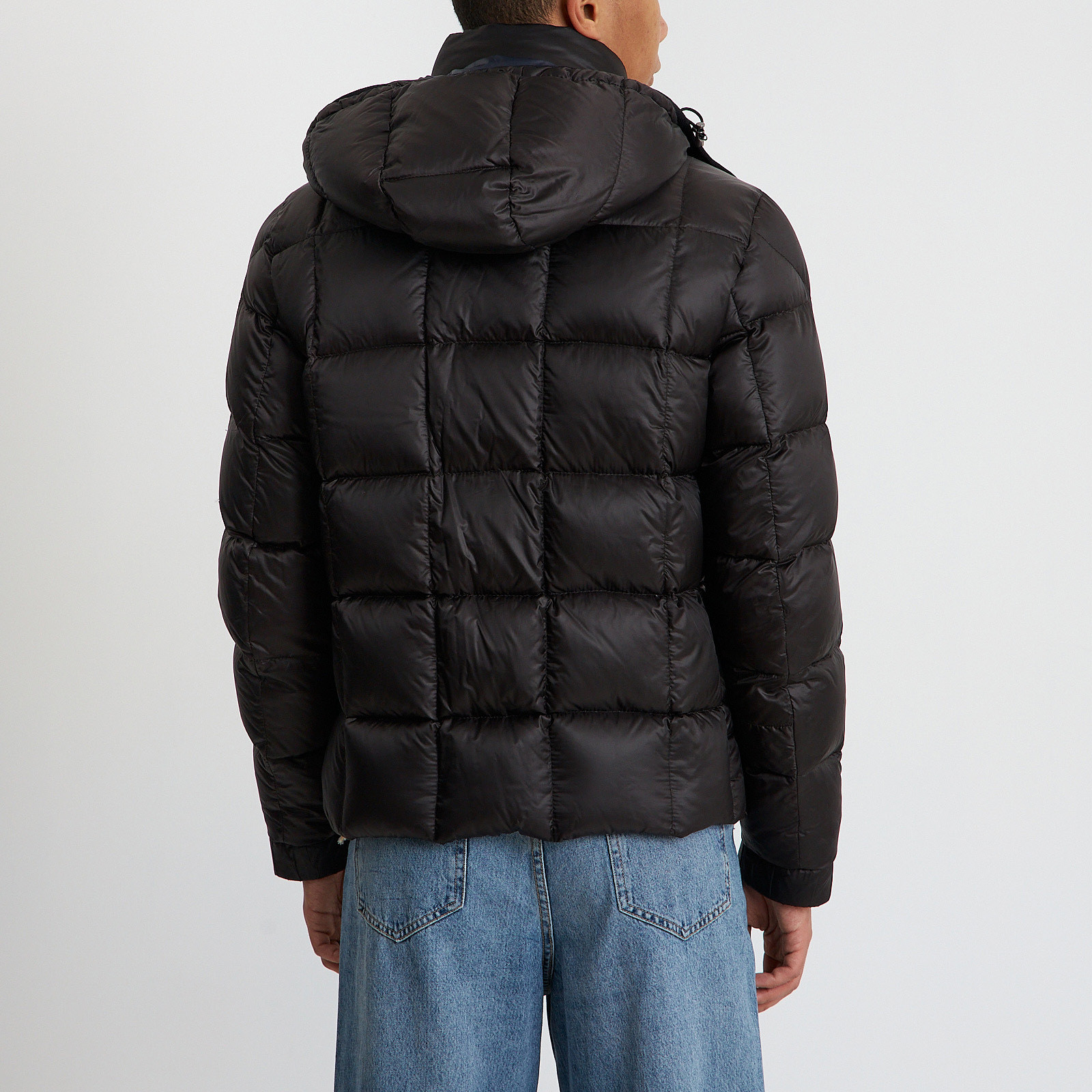 Пуховик черного цвета Moncler - фото из каталога магазина брендовой одежды Second Friend Store Пуховик Moncler - купить оригинал в секонд-хенде SFS - 3