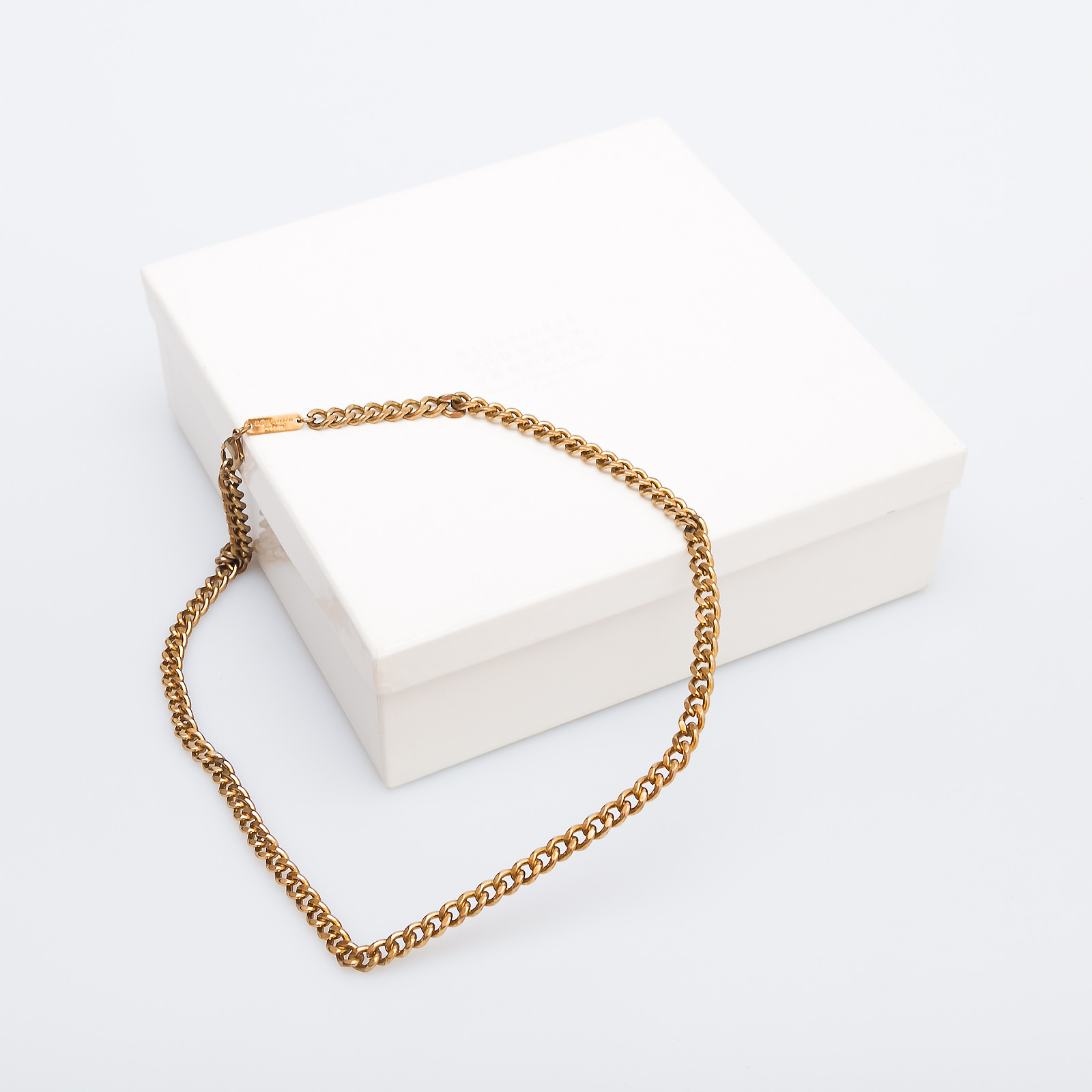 Колье золотого цвета Maison Margiela - фото из каталога магазина брендовой одежды Second Friend Store Колье Maison Margiela - купить оригинал в секонд-хенде SFS - 2