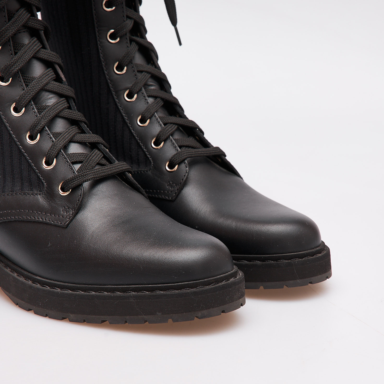 Ботинки черного цвета Fendi - фото из каталога магазина брендовой одежды Second Friend Store Ботинки Fendi - купить оригинал в секонд-хенде SFS - 4