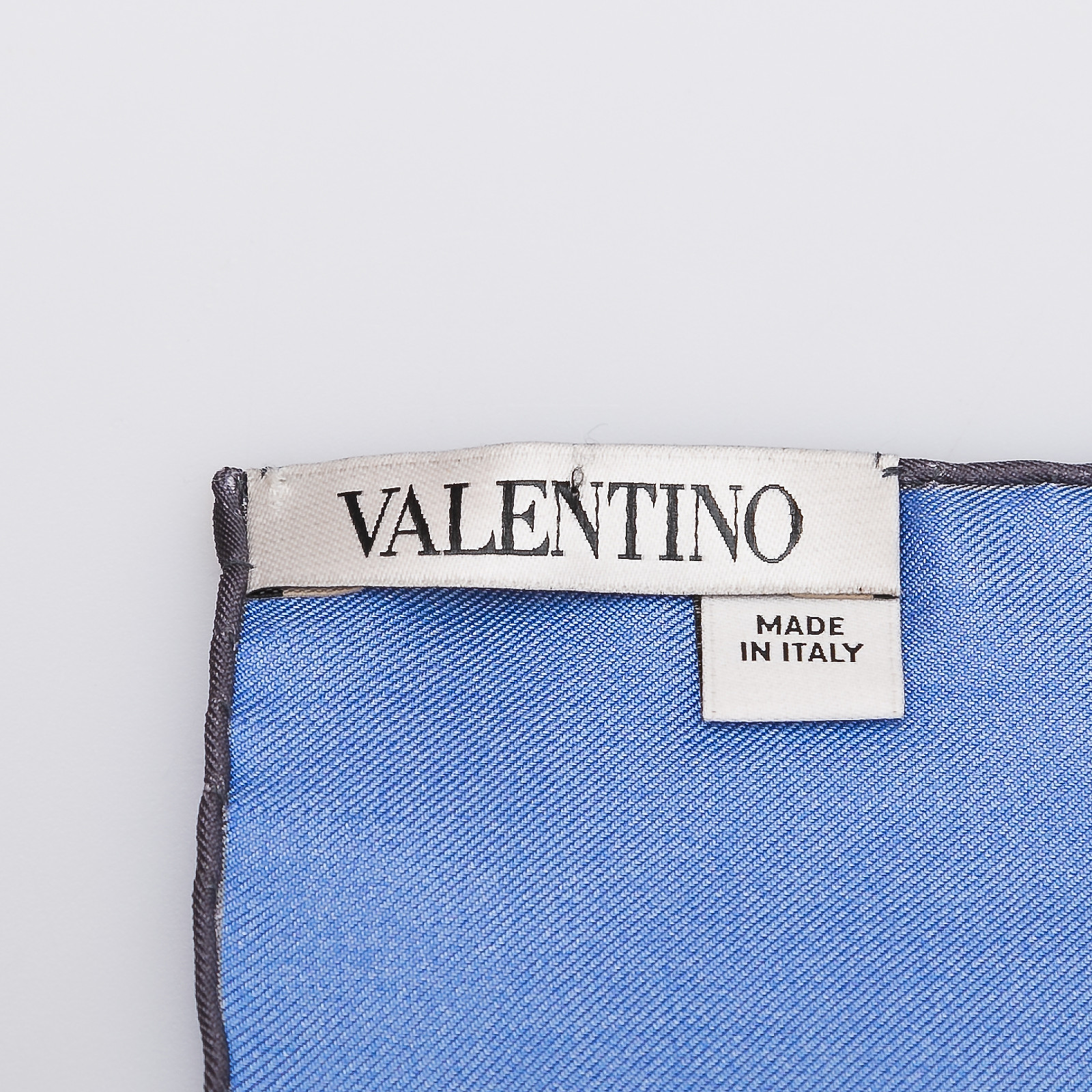 Платок синего цвета Valentino - фото из каталога магазина брендовой одежды Second Friend Store Платок Valentino - купить оригинал в секонд-хенде SFS - 4