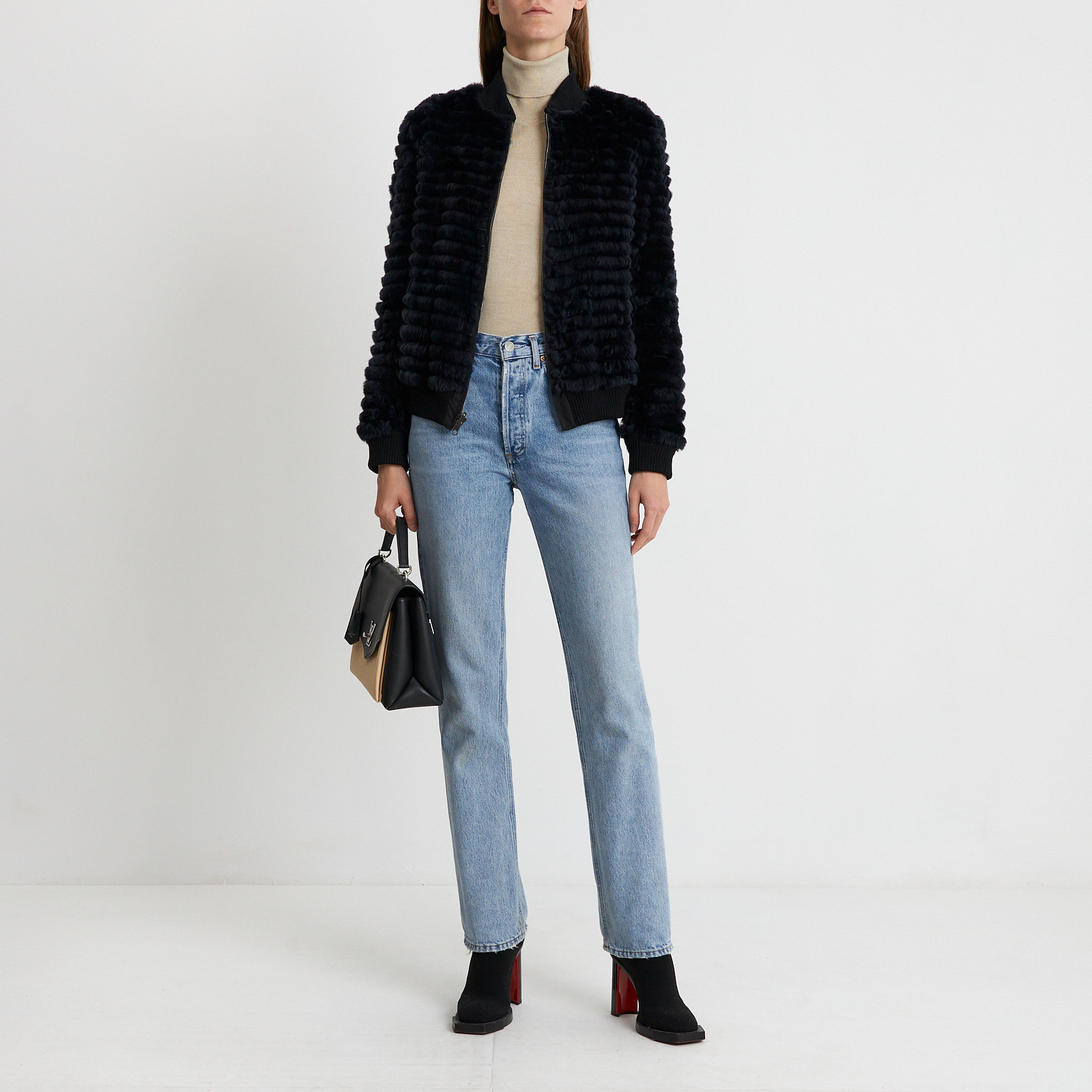 Бомбер черного цвета Yves Salomon - фото из каталога магазина брендовой одежды Second Friend Store Бомбер Yves Salomon - купить оригинал в секонд-хенде SFS - 3