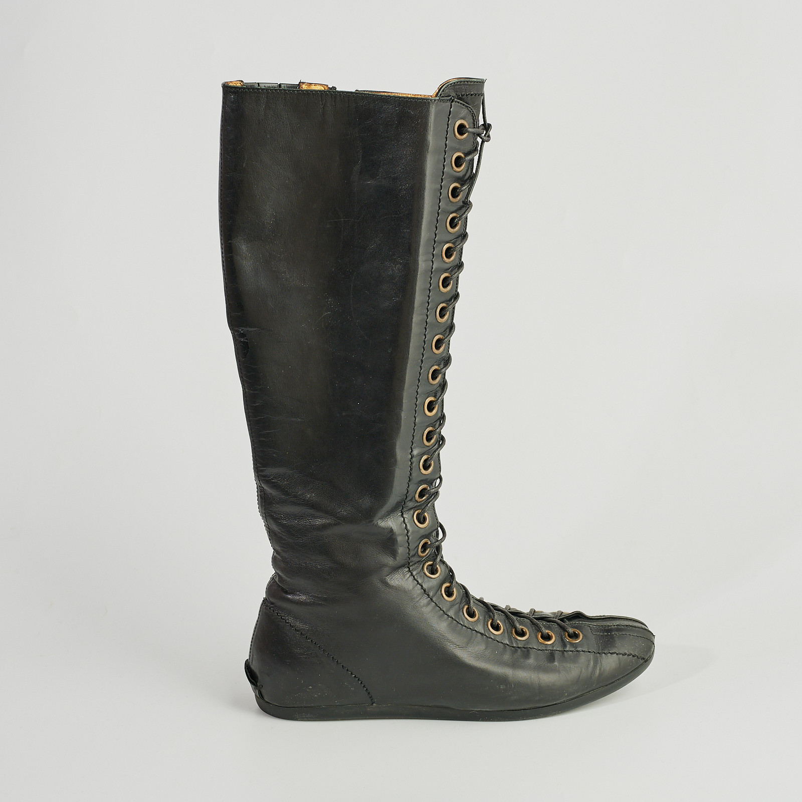 Сапоги черного цвета Yves Saint Laurent - фото из каталога магазина брендовой одежды Second Friend Store Сапоги Yves Saint Laurent - купить оригинал в секонд-хенде SFS - 1