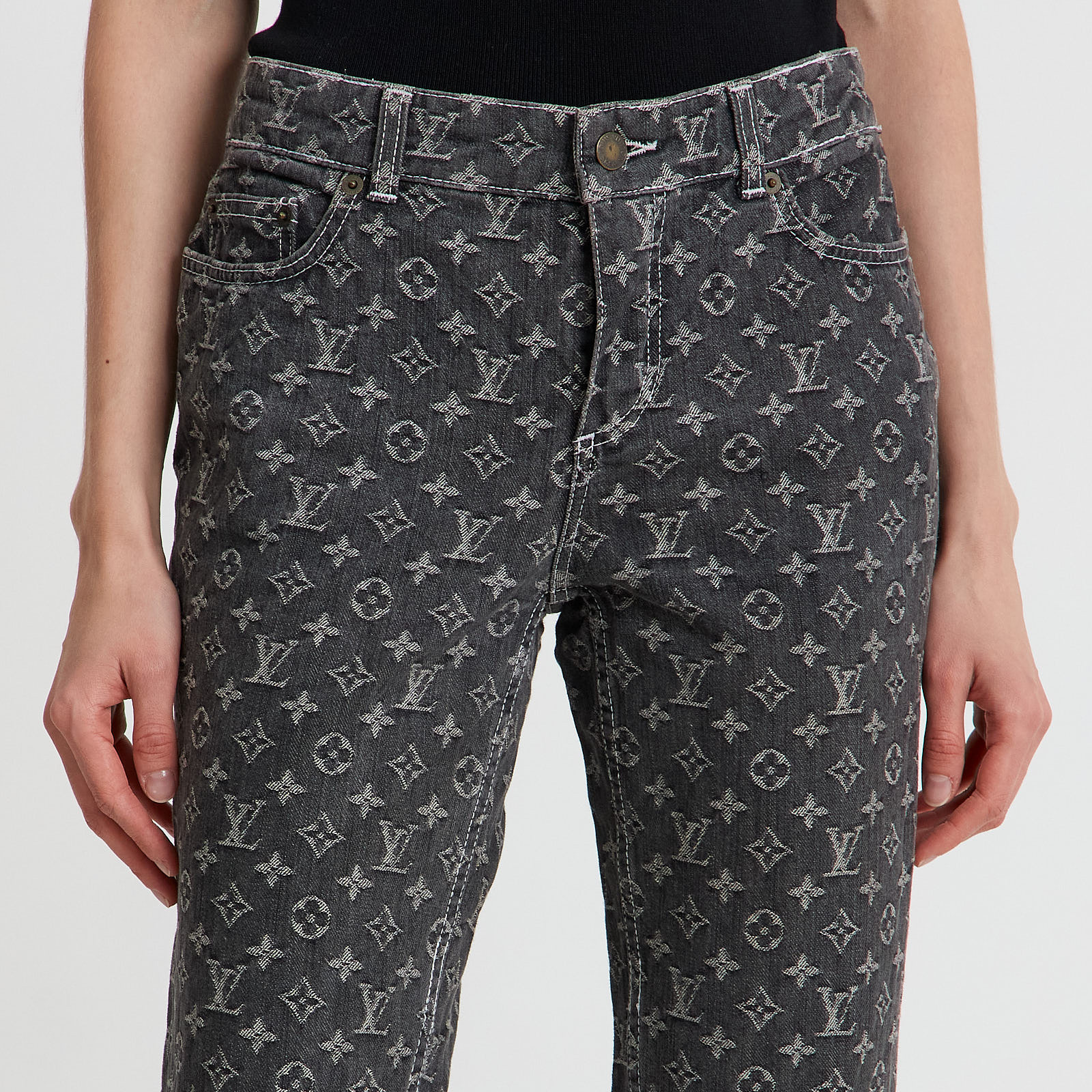 Джинсы серого цвета Louis Vuitton - фото из каталога магазина брендовой одежды Second Friend Store Джинсы Louis Vuitton - купить оригинал в секонд-хенде SFS - 4