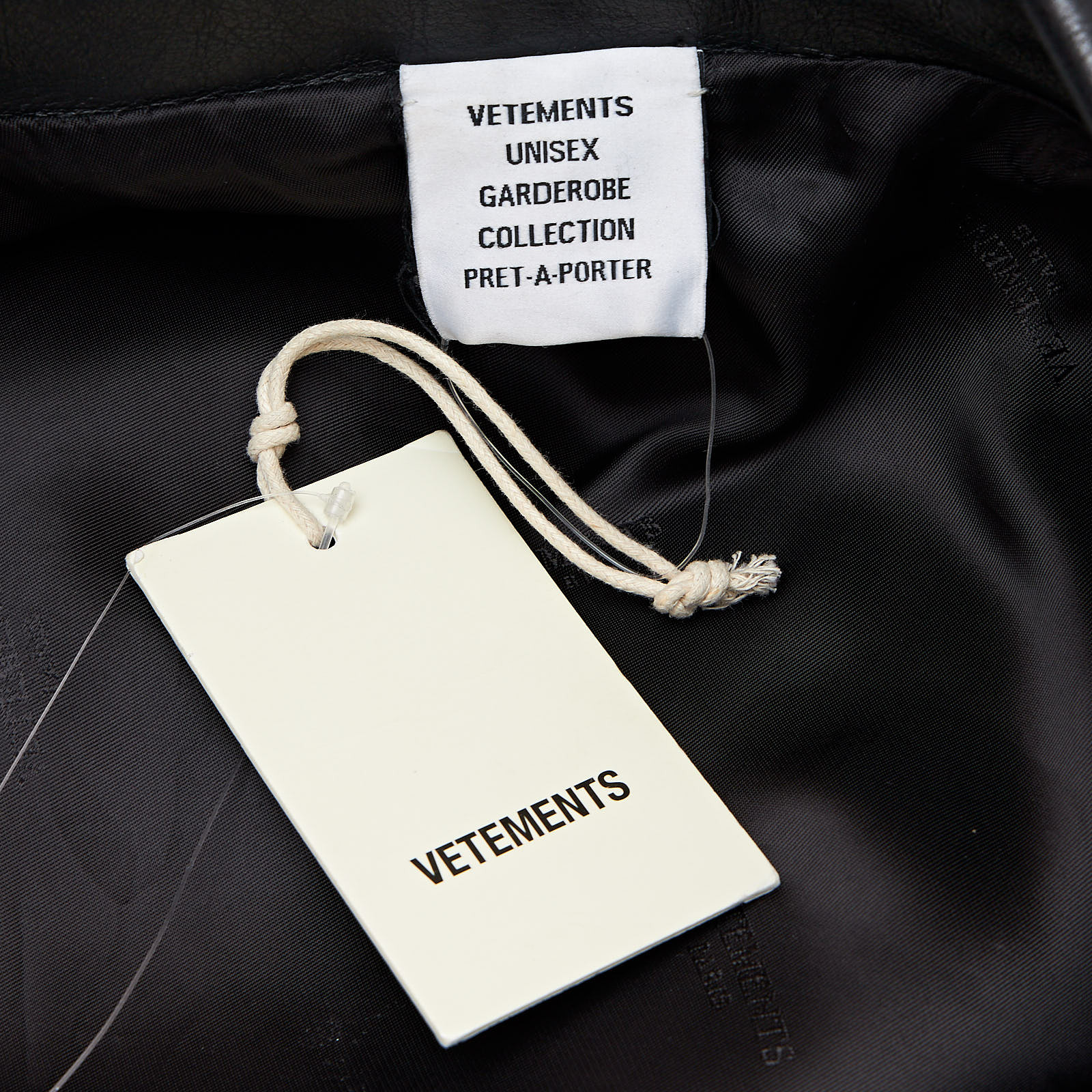 Куртка черного цвета Vetements - фото из каталога магазина брендовой одежды Second Friend Store Куртка Vetements - купить оригинал в секонд-хенде SFS - 5